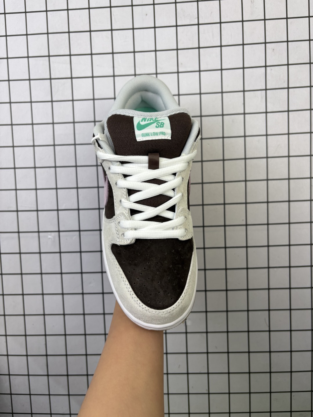 💰160
公司级 耐克 Nike Sb Dunk Low Pro 男女同款运动鞋复古板鞋,尽情迈步,彰显个性风采。采用柔软皮革鞋面,经久耐穿,塑就如元年款 Dunk 般的复古质感。鞋头透气孔,搭配鞋口和鞋舌形状,忠实沿袭元年款经典外观。全掌型橡胶外底,造就非凡抓地力。Dunk 起初专为篮球运动打造,于 80 年代末成为滑板界新宠,现已跃升成为街头时尚标杆。加垫低帮鞋口结合耐穿外底,助你自信舞动。
货号:HF3704
码数:36 36.5 37.5 38 38.5 39 40 40.5 41 42 42.5 43 44 45 46
编码699