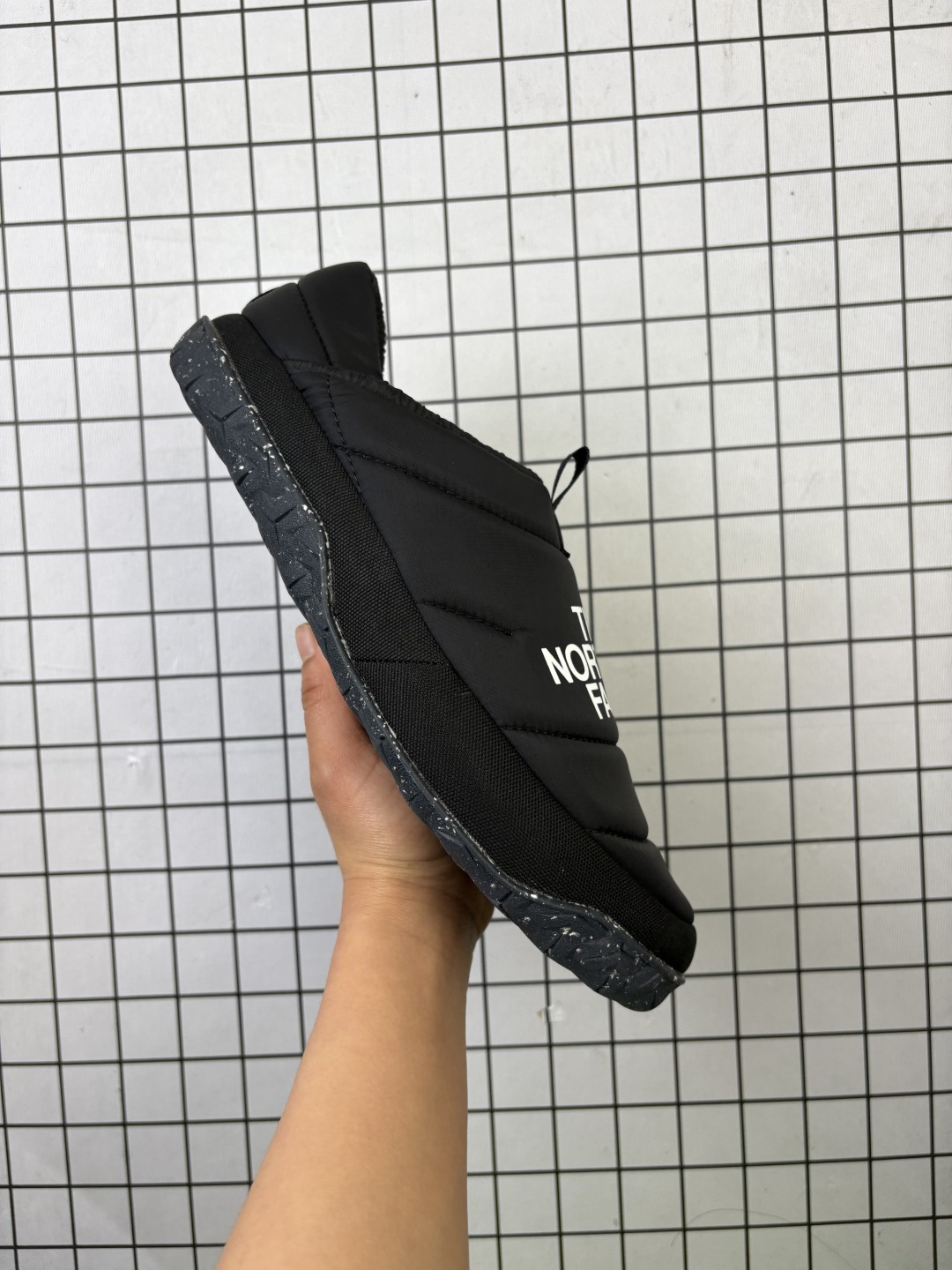 💰110
THE NORTH FACE北面男女鞋25春夏户外轻便透气舒适防滑休闲营地鞋板鞋 毛毛虫 复古百搭厚底增高运动板鞋 轻巧、柔软、温暖、灵活。居家室内一脚蹬休闲面包鞋采用尼龙帆布鞋面材质#外置轻量PU鞋底❗毛毛虫鞋的设计灵感来源于其独特的外观，鞋身采用柔软的材料，提供极佳的舒适度。鞋底设计考虑了抓地力，适合各种户外活动。此外，该鞋还具有良好的透气性，即使在长时间穿着下也能保持脚部干爽‌‌。

类型：男女鞋
码数：36-45
编码：给L