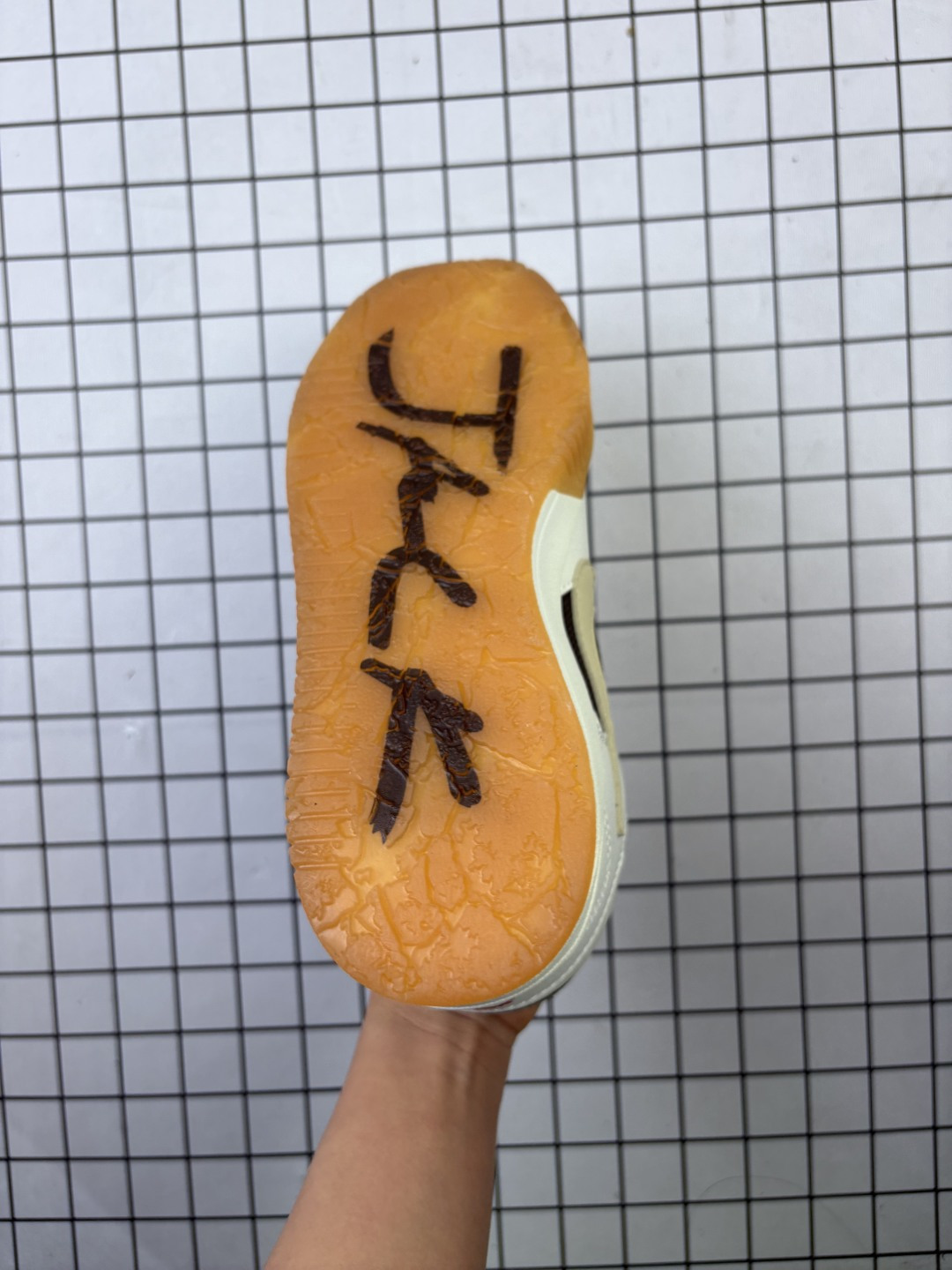 💰180
【公司级】Travis Scott 的 Jordan Jumpman Jack 训练鞋“Taupe Haze”亮相 Nike 耐克 新款JUMPMAN 乔丹缓震运动训练实战篮球球鞋篮球鞋。除了保留了标志性的"倒钩"元素外,还呼应了Cactus Jack音乐品牌的"JACK"爆裂纹鞋底。由于材质的不同,每个配色都拥有相应的设计方案,而其他设计语言都保持了一致。
货号:DR9317-100
尺码:36-46含半码
编码719