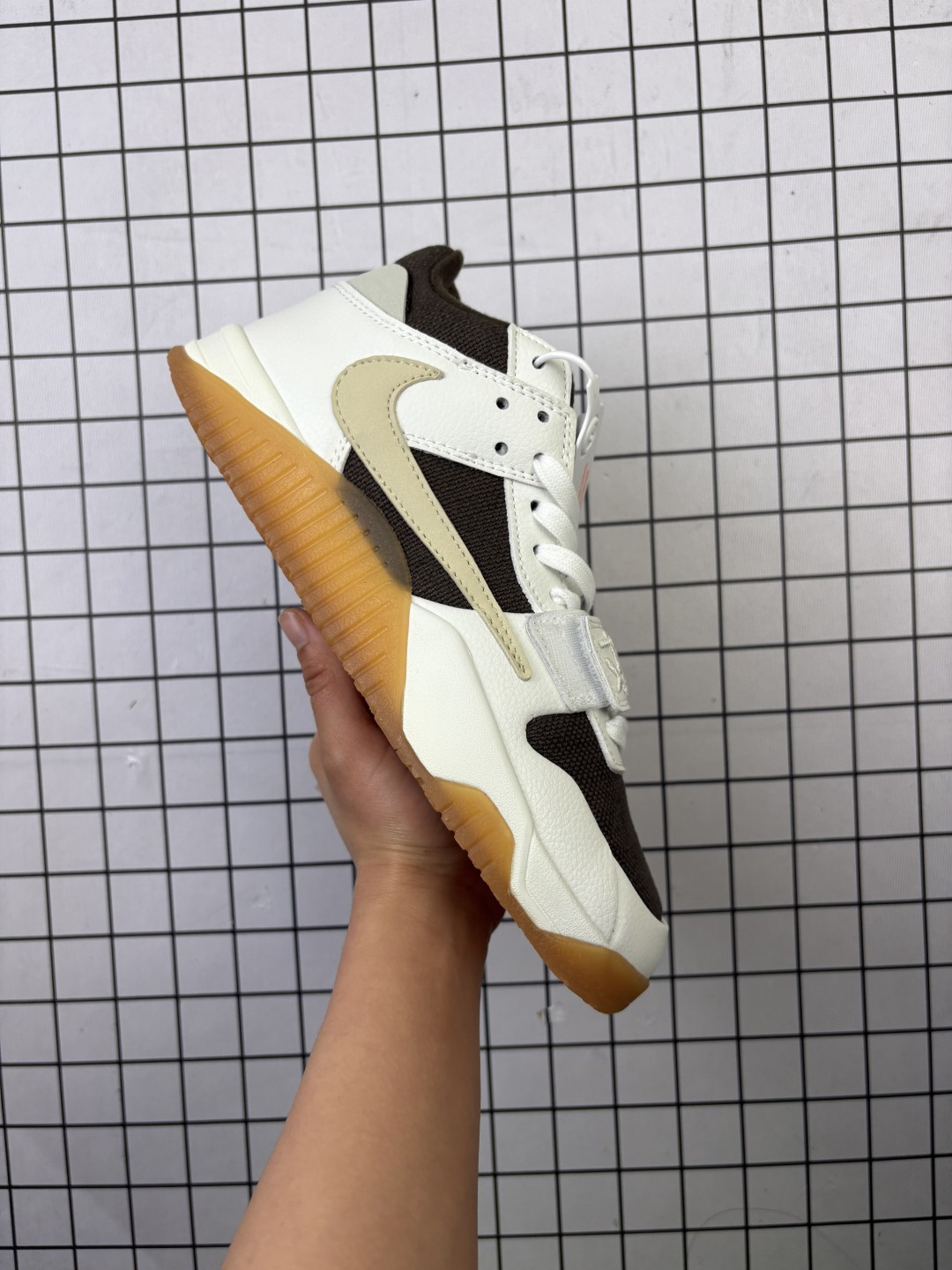 💰180
【公司级】Travis Scott 的 Jordan Jumpman Jack 训练鞋“Taupe Haze”亮相 Nike 耐克 新款JUMPMAN 乔丹缓震运动训练实战篮球球鞋篮球鞋。除了保留了标志性的"倒钩"元素外,还呼应了Cactus Jack音乐品牌的"JACK"爆裂纹鞋底。由于材质的不同,每个配色都拥有相应的设计方案,而其他设计语言都保持了一致。
货号:DR9317-100
尺码:36-46含半码
编码719