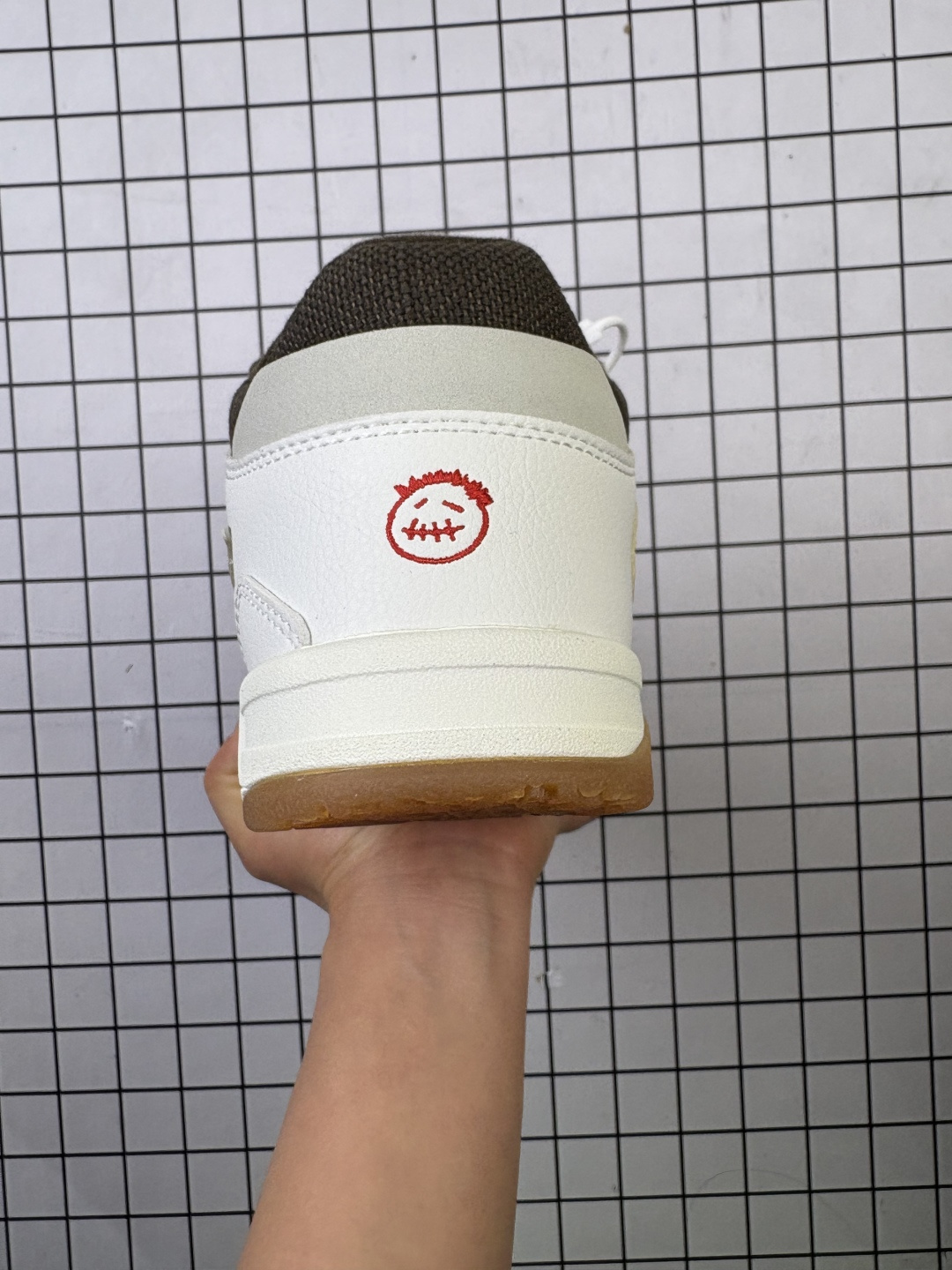 💰180
【公司级】Travis Scott 的 Jordan Jumpman Jack 训练鞋“Taupe Haze”亮相 Nike 耐克 新款JUMPMAN 乔丹缓震运动训练实战篮球球鞋篮球鞋。除了保留了标志性的"倒钩"元素外,还呼应了Cactus Jack音乐品牌的"JACK"爆裂纹鞋底。由于材质的不同,每个配色都拥有相应的设计方案,而其他设计语言都保持了一致。
货号:DR9317-100
尺码:36-46含半码
编码719