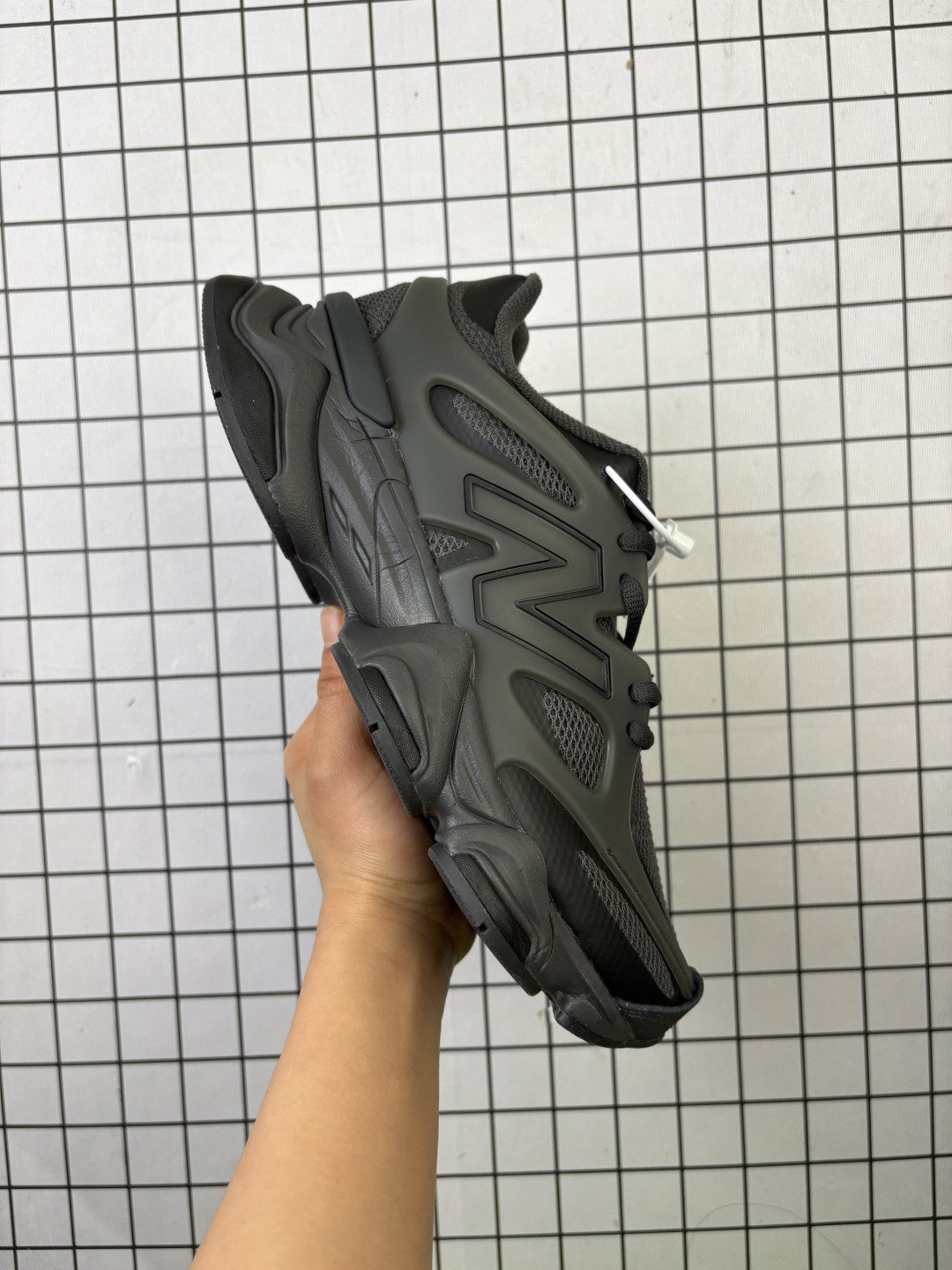 公司级 NB 新百伦 New Balance NB9060小象蹄男女款9060舒适百搭老爹鞋.全新 9060 款式将经典风格与现代设计融合到日常多功能性中. 9060 重新诠释了源自经典 99X 型号的熟悉元素,其灵感来自于 Y2K 时代的未来主义和美学. 鞋面在990 的基础中进行了扩展和使用,以提供可见的运动感,中底采用 ABZORB 和 SBS 熟悉的缓震平台以提供舒适感. 类型:男女鞋 货号:U9060ERC 含半码 编码:719