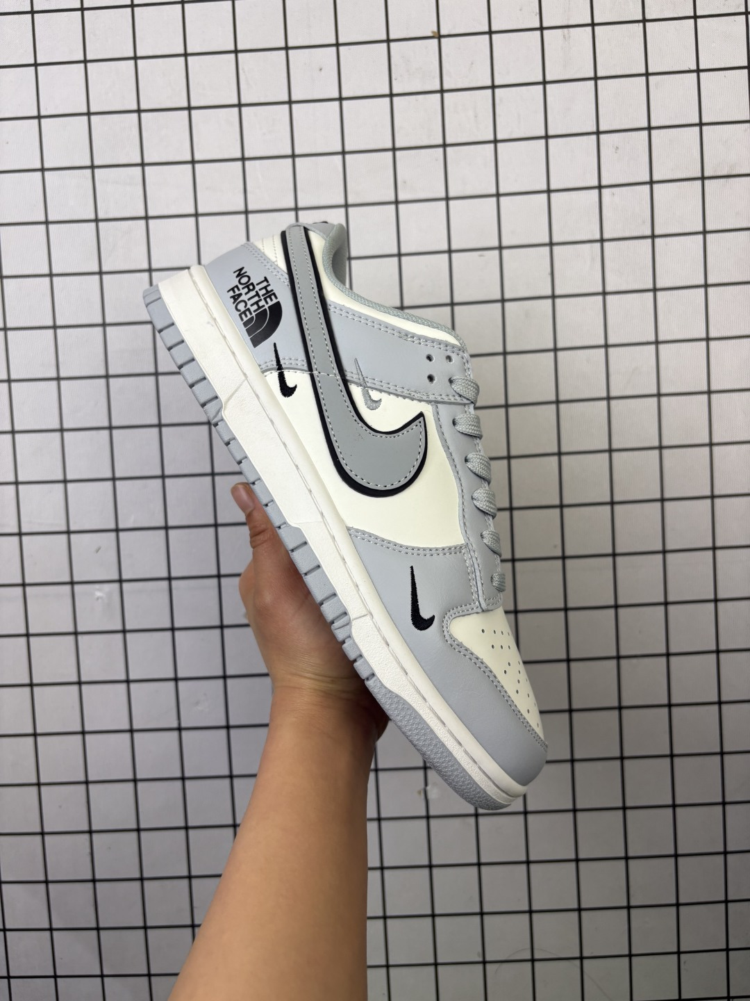 💰170
耐克Nike SB Dunk Low 高端定制联名款低帮休闲板鞋 CS1688 123
定制鞋盒 大厂纯原品质出货 超高清洁度 皮料切割干净无任何毛边 细节完美

码数：36 36.5 37.5 38 38.5 39 40 40.5 41 42 42.5 43 44 44.5 45
编码577