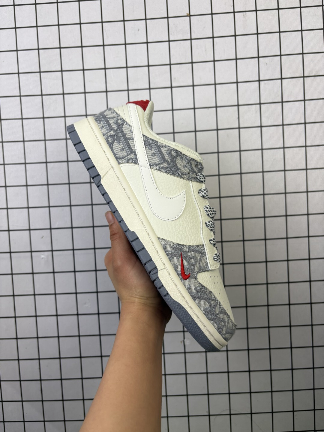 💰170
耐克Nike SB Dunk Low 高端定制联名款低帮休闲板鞋 CS1688 123
定制鞋盒 大厂纯原品质出货 超高清洁度 皮料切割干净无任何毛边 细节完美

码数：36 36.5 37.5 38 38.5 39 40 40.5 41 42 42.5 43 44 44.5 45
编码577