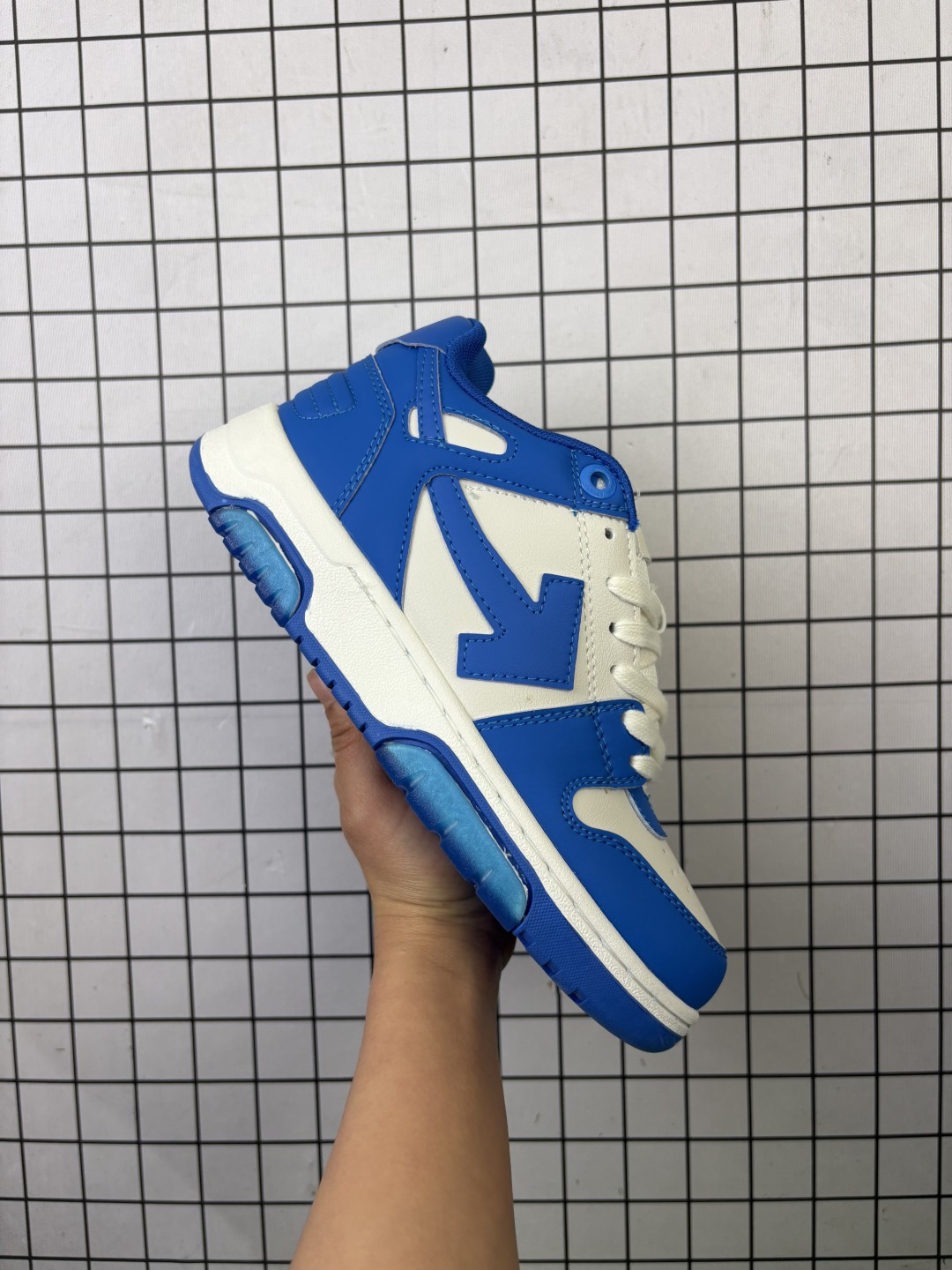 🈴💰130
独家实拍✨OFF-WHITE Out Of Office 低帮系带时尚板鞋 厚底增高小白鞋 街头运动元素 双色设计 标志性Arrows图案标志性ZipTie束线带吊牌鞋舌有 logo贴花 鞋垫饰有标志鞋后跟饰有品牌标志 圆头正面系带 耐磨橡胶大底 

尺码: 36-45
编码:103