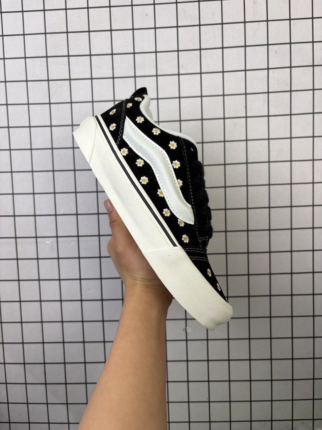 💰110
万斯Vans Knu Skool 万斯低帮复古休闲胖胖面包鞋  货号：VN000E9XG58

码数：35 36 36.5 37 38 38.5 39 40 40.5 41 42 42.5 43 44
编码648