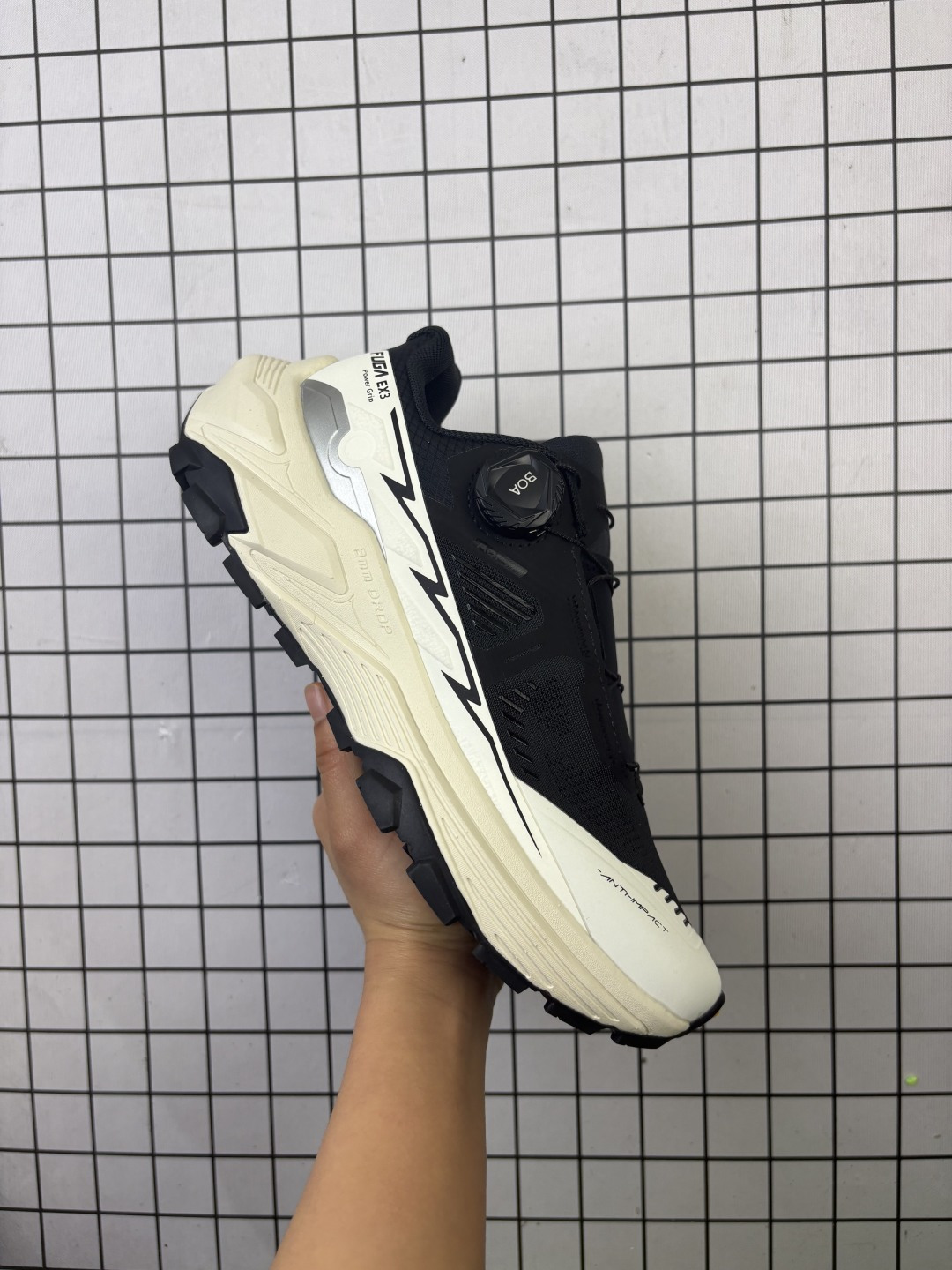 升级原楦原纸版开发版型,采用经编工程网布材质与TPU 薄膜面料材质(鞋带替换为BOA快速旋钮系带系统,),搭载减震科技恢复性高密EVA中底,防滑耐磨RB橡胶外底❗️轻松越野就靠它!全球三大全系攀登品牌/凯乐石KAILAS New Arrival Fuga EX 3 BOA Trail Running EX3系列低帮登山户外徒步越野跑山休闲运动慢跑鞋 KS2533180 类型:男女鞋 编码:大Y