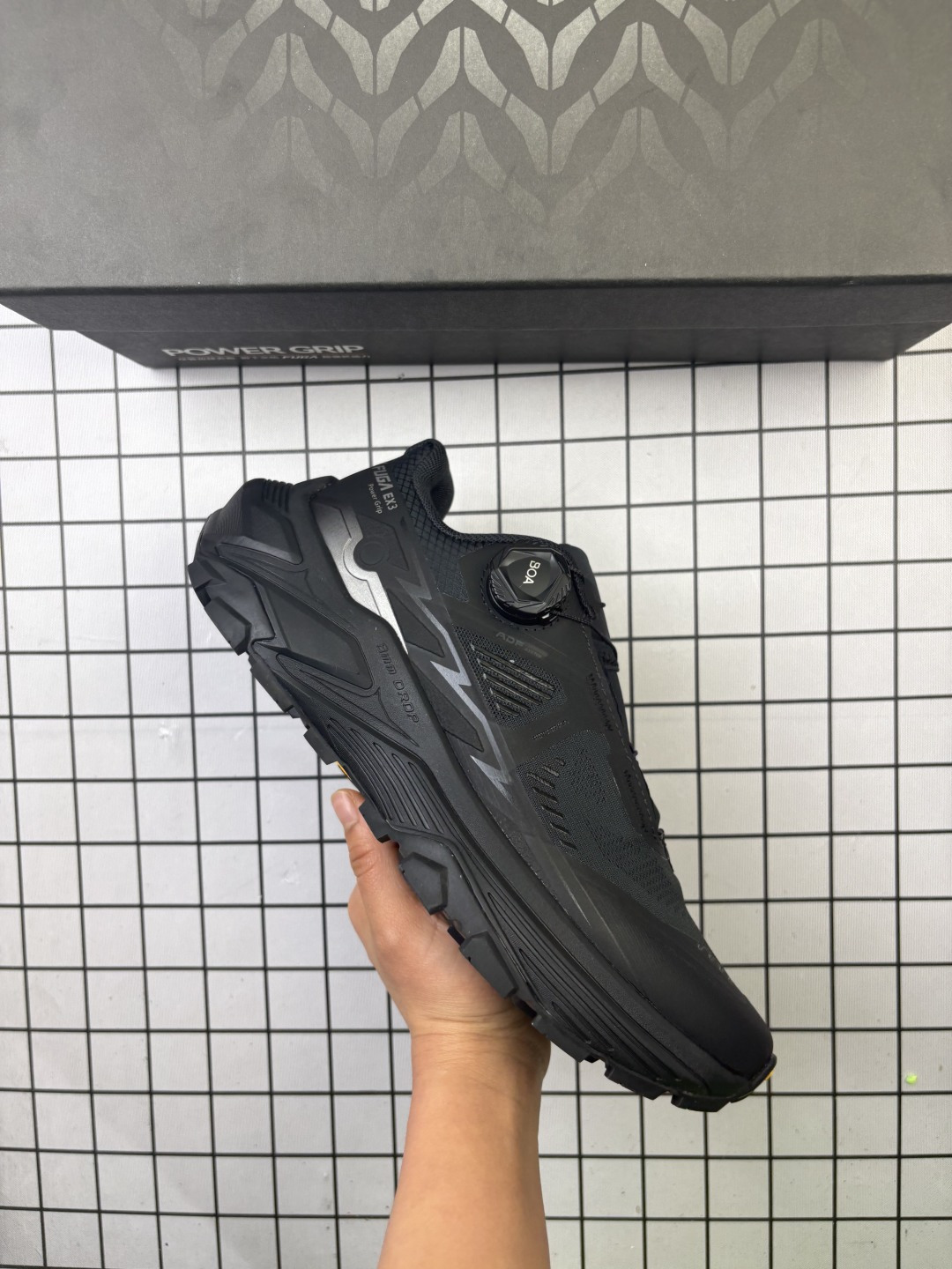 升级原楦原纸版开发版型,采用经编工程网布材质与TPU 薄膜面料材质(鞋带替换为BOA快速旋钮系带系统,),搭载减震科技恢复性高密EVA中底,防滑耐磨RB橡胶外底❗️轻松越野就靠它!全球三大全系攀登品牌/凯乐石KAILAS New Arrival Fuga EX 3 BOA Trail Running EX3系列低帮登山户外徒步越野跑山休闲运动慢跑鞋 KS2533180 类型:男女鞋 编码:大Y