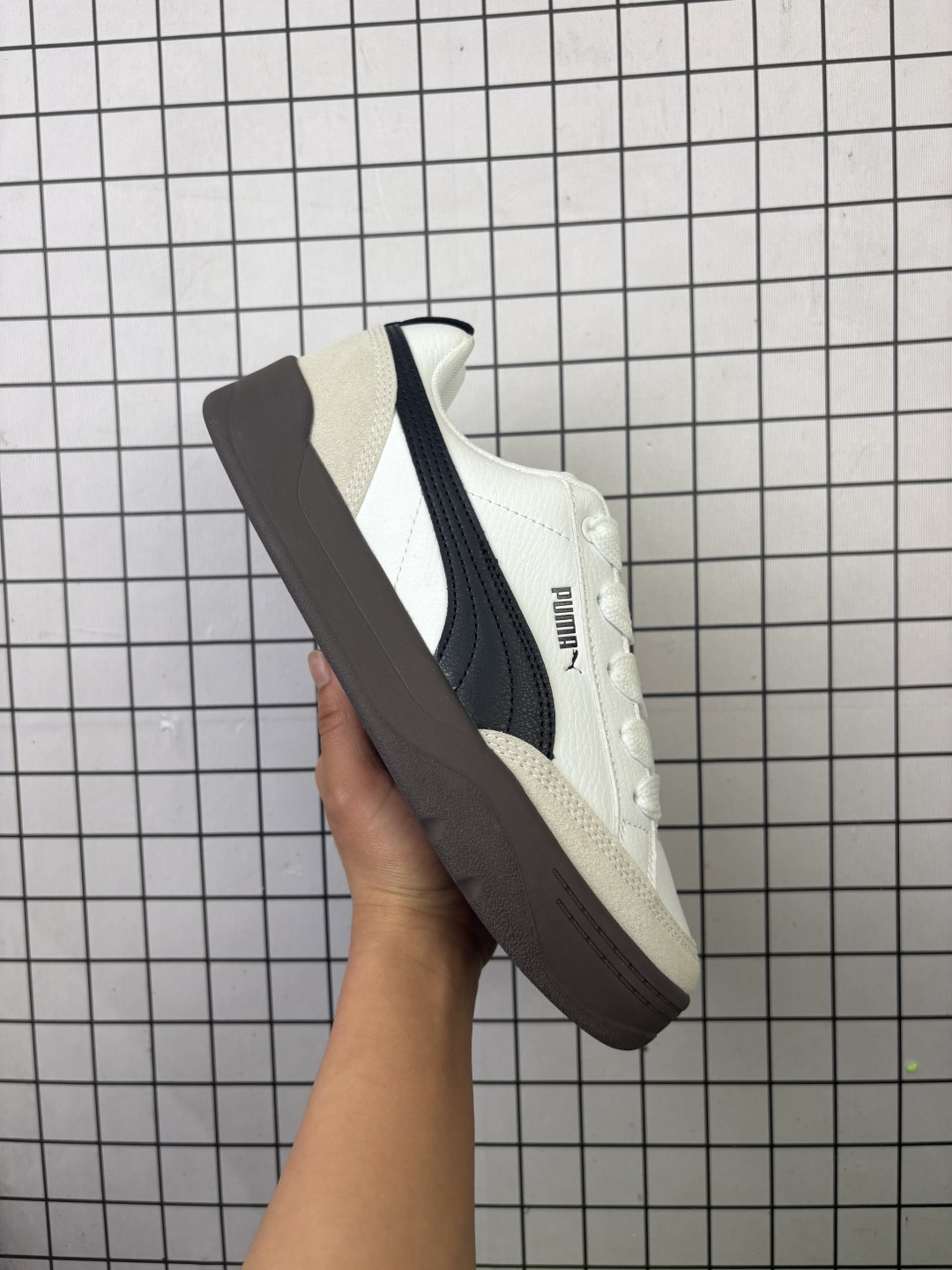 【公司级】PUMA/彪马 男女运动板鞋,原楦原纸版开发版型,采用环保纤维革组合翻毛皮饰片鞋面材质,外置耐磨橡胶大底❗️蕾哈娜同系面包鞋太好看了!彪马Puma Park Lifestyle OG Sneaker 公园生活方式系列低帮复古面包风百搭休闲运动板鞋. 类型:男女鞋 货号:400708 含半码 编码771