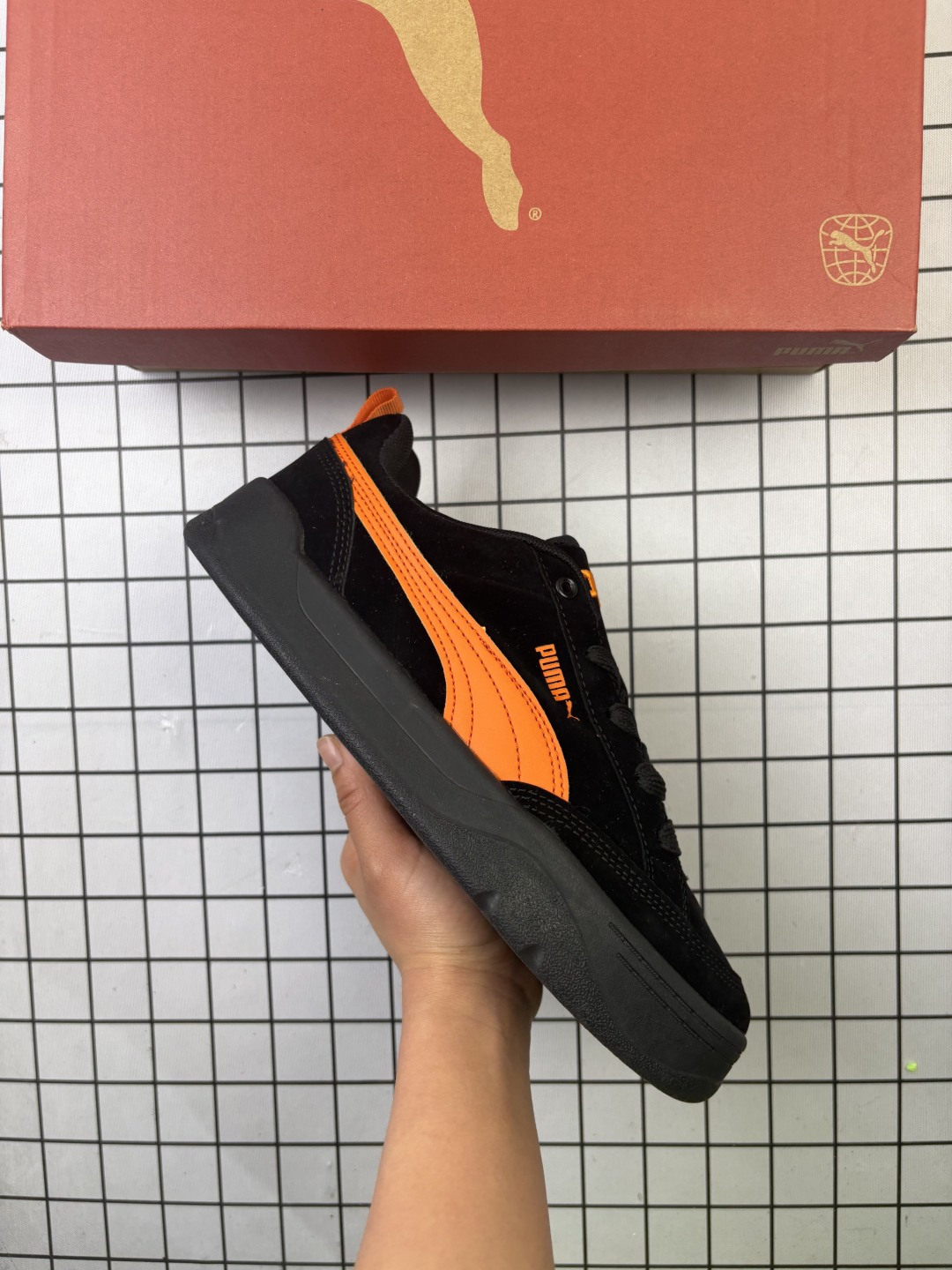 【公司级】PUMA/彪马 男女运动板鞋,原楦原纸版开发版型,采用环保纤维革组合翻毛皮饰片鞋面材质,外置耐磨橡胶大底❗️蕾哈娜同系面包鞋太好看了!彪马Puma Park Lifestyle OG Sneaker 公园生活方式系列低帮复古面包风百搭休闲运动板鞋. 类型:男女鞋 货号:400708 含半码 编码771