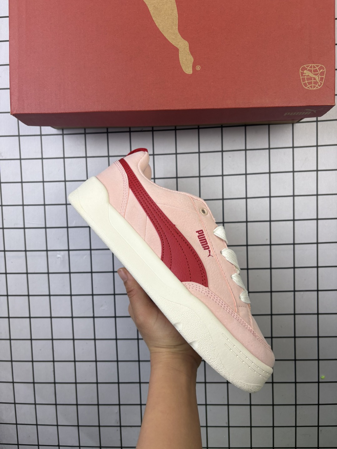 【公司级】PUMA/彪马 男女运动板鞋,原楦原纸版开发版型,采用环保纤维革组合翻毛皮饰片鞋面材质,外置耐磨橡胶大底❗️蕾哈娜同系面包鞋太好看了!彪马Puma Park Lifestyle OG Sneaker 公园生活方式系列低帮复古面包风百搭休闲运动板鞋. 类型:男女鞋 货号:400708 含半码 编码771