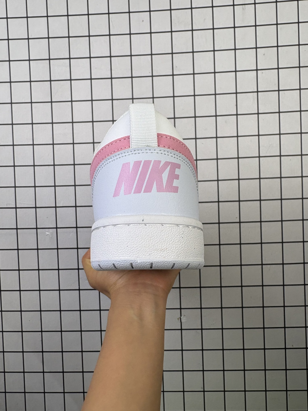 💰80
耐克（NIKE）男女子运动鞋 COURT BOROUGH LOW 小空军低帮板鞋。1.其皮革材质的鞋面结合网眼鞋舌，在出众外观与质感的同时提供稳固支撑，并且提升透气性。弹力鞋垫，耐穿舒适，增加缓震性能。2.耐克COURT也是耐克性价比比较高的鞋款，COURT鞋型很像AJ1LOW，鞋底很像AF1，当然还是有差别的，毕竟产品用料，定位都不一样，性价比来说还是不错的选择。3.这款鞋子加上外底采用扭转点设计，流畅启停，灵活抓地;鞋身有着耐克logo标志，展现品牌价值。

类型：男女鞋
货号：IQ2725
码数：36-45带半码
编码: 117