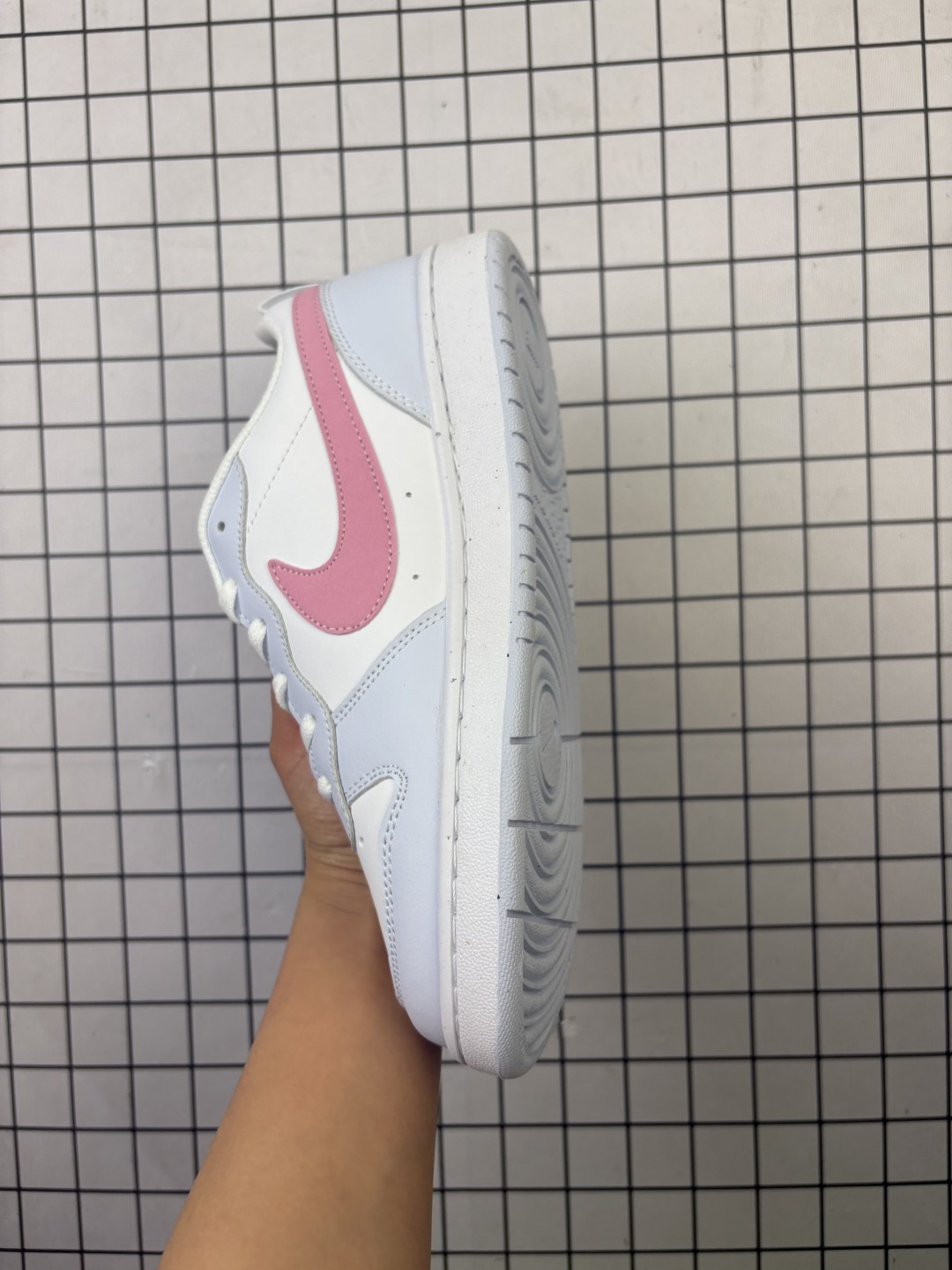 💰80
耐克（NIKE）男女子运动鞋 COURT BOROUGH LOW 小空军低帮板鞋。1.其皮革材质的鞋面结合网眼鞋舌，在出众外观与质感的同时提供稳固支撑，并且提升透气性。弹力鞋垫，耐穿舒适，增加缓震性能。2.耐克COURT也是耐克性价比比较高的鞋款，COURT鞋型很像AJ1LOW，鞋底很像AF1，当然还是有差别的，毕竟产品用料，定位都不一样，性价比来说还是不错的选择。3.这款鞋子加上外底采用扭转点设计，流畅启停，灵活抓地;鞋身有着耐克logo标志，展现品牌价值。

类型：男女鞋
货号：IQ2725
码数：36-45带半码
编码: 117