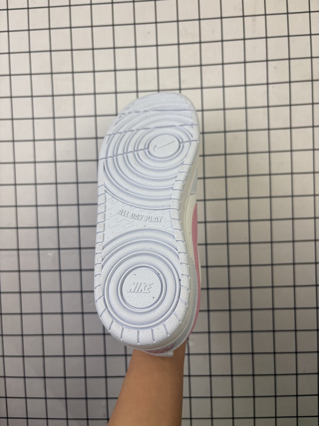 💰80
耐克（NIKE）男女子运动鞋 COURT BOROUGH LOW 小空军低帮板鞋。1.其皮革材质的鞋面结合网眼鞋舌，在出众外观与质感的同时提供稳固支撑，并且提升透气性。弹力鞋垫，耐穿舒适，增加缓震性能。2.耐克COURT也是耐克性价比比较高的鞋款，COURT鞋型很像AJ1LOW，鞋底很像AF1，当然还是有差别的，毕竟产品用料，定位都不一样，性价比来说还是不错的选择。3.这款鞋子加上外底采用扭转点设计，流畅启停，灵活抓地;鞋身有着耐克logo标志，展现品牌价值。

类型：男女鞋
货号：IQ2725
码数：36-45带半码
编码: 117