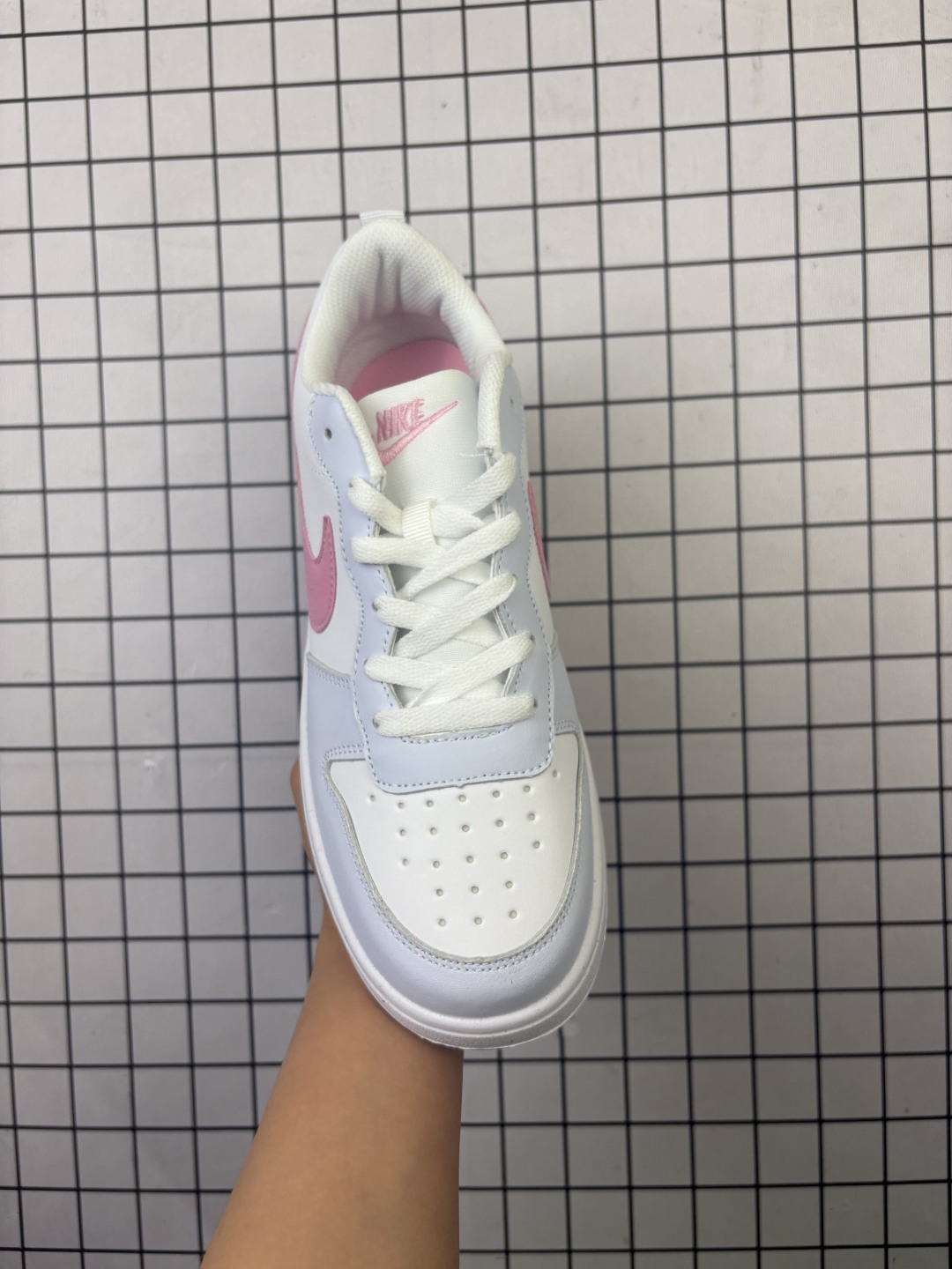 💰80
耐克（NIKE）男女子运动鞋 COURT BOROUGH LOW 小空军低帮板鞋。1.其皮革材质的鞋面结合网眼鞋舌，在出众外观与质感的同时提供稳固支撑，并且提升透气性。弹力鞋垫，耐穿舒适，增加缓震性能。2.耐克COURT也是耐克性价比比较高的鞋款，COURT鞋型很像AJ1LOW，鞋底很像AF1，当然还是有差别的，毕竟产品用料，定位都不一样，性价比来说还是不错的选择。3.这款鞋子加上外底采用扭转点设计，流畅启停，灵活抓地;鞋身有着耐克logo标志，展现品牌价值。

类型：男女鞋
货号：IQ2725
码数：36-45带半码
编码: 117