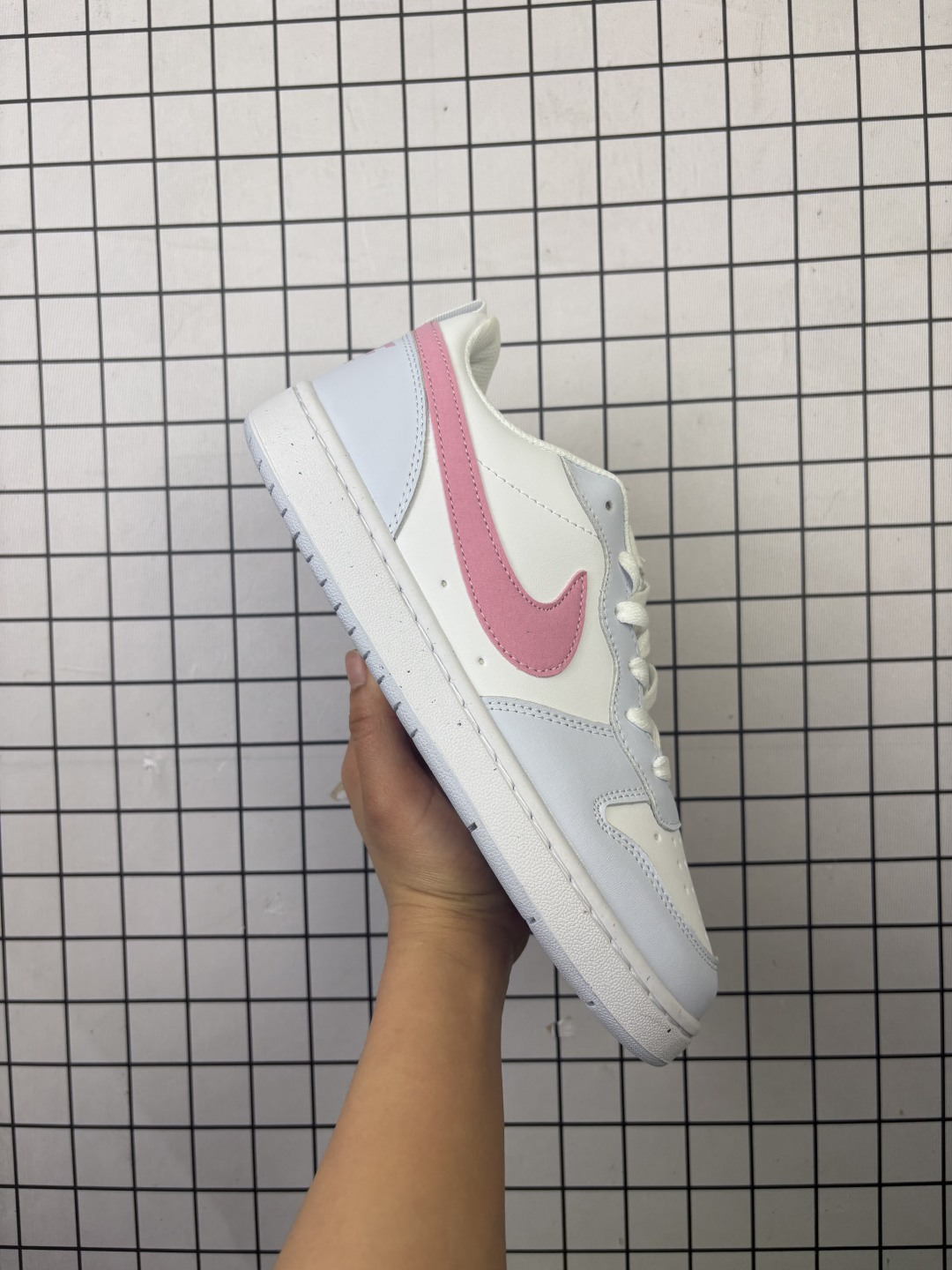 💰80
耐克（NIKE）男女子运动鞋 COURT BOROUGH LOW 小空军低帮板鞋。1.其皮革材质的鞋面结合网眼鞋舌，在出众外观与质感的同时提供稳固支撑，并且提升透气性。弹力鞋垫，耐穿舒适，增加缓震性能。2.耐克COURT也是耐克性价比比较高的鞋款，COURT鞋型很像AJ1LOW，鞋底很像AF1，当然还是有差别的，毕竟产品用料，定位都不一样，性价比来说还是不错的选择。3.这款鞋子加上外底采用扭转点设计，流畅启停，灵活抓地;鞋身有着耐克logo标志，展现品牌价值。

类型：男女鞋
货号：IQ2725
码数：36-45带半码
编码: 117