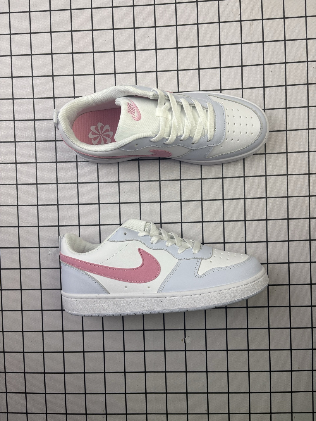 💰80
耐克（NIKE）男女子运动鞋 COURT BOROUGH LOW 小空军低帮板鞋。1.其皮革材质的鞋面结合网眼鞋舌，在出众外观与质感的同时提供稳固支撑，并且提升透气性。弹力鞋垫，耐穿舒适，增加缓震性能。2.耐克COURT也是耐克性价比比较高的鞋款，COURT鞋型很像AJ1LOW，鞋底很像AF1，当然还是有差别的，毕竟产品用料，定位都不一样，性价比来说还是不错的选择。3.这款鞋子加上外底采用扭转点设计，流畅启停，灵活抓地;鞋身有着耐克logo标志，展现品牌价值。

类型：男女鞋
货号：IQ2725
码数：36-45带半码
编码: 117