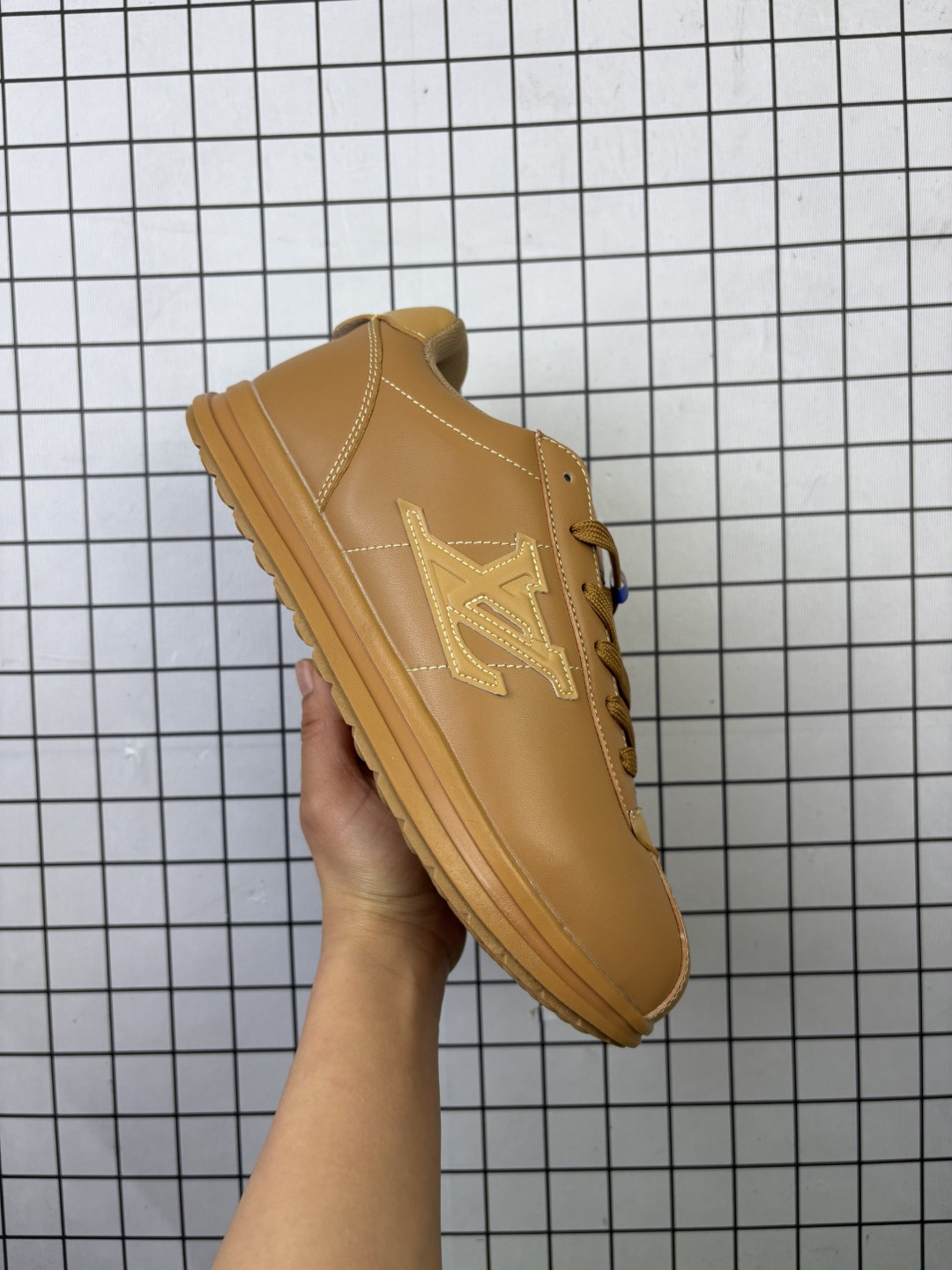 路易威登LOUIS VUITTON X NIGO 联名款运动鞋 BUTTERSOFT FW25 圆头系带 低帮 生活休闲鞋 阿甘鞋 路易威登 LOUIS VUITTON LV Buttersoft Nigo 联名运动跑步鞋,素面皮革压纹图案,圆头系带和衬垫鞋面,柔软的穿着体验.Pharrell Williams 肖像和龙虾图案压纹呼应,手缝鞋面 EVA 外底饰有元素,LV 字母皮具元素.#LV休闲鞋 #LV新款休闲运动鞋 #lv潮鞋 #新款lv #Lv路易威登 编码:699