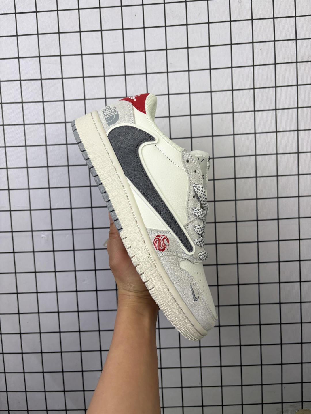 💰110
Jordan/乔丹 男女鞋真标半码制,采用软质牛剖革鞋面材质,缜密拉帮中底布,鞋垫嵌EVA缓震物料及背胶,内置气垫及耐磨橡胶大底❗️创意定制三方联名配色,美国元祖街头潮牌-斯图西/Stussy x Travis Scott x Nike Air Jordan 1 Low OG"Stussy"AJ1乔丹一代经典低帮文化百搭休闲运动篮球鞋“TS联名黑红米白LV斯图西倒钩 XZ6188-770
类型:男女鞋
码数:36 36.5 37 38 38.5 39 40 40.5 41 42 42.5 43 44 45
编码:771