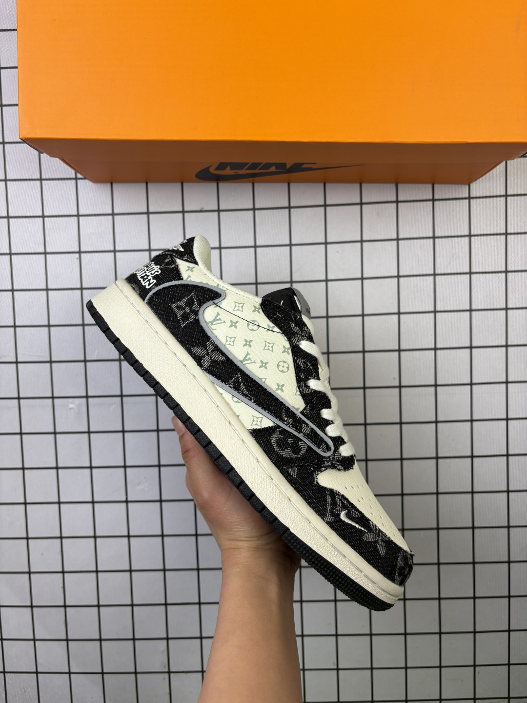 🈴💰110
Jordan/乔丹 男女鞋真标半码制,采用软质牛剖革鞋面材质,缜密拉帮中底布,鞋垫嵌EVA缓震物料及背胶,内置气垫及耐磨橡胶大底❗️创意定制三方联名配色,美国元祖街头潮牌-斯图西/Stussy x Travis Scott x Nike Air Jordan 1 Low OG"Stussy"AJ1乔丹一代经典低帮文化百搭休闲运动篮球鞋“TS联名黑红米白LV斯图西倒钩 XZ6188-770
类型:男女鞋
码数:36 36.5 37 38 38.5 39 40 40.5 41 42 42.5 43 44 45
编码:771