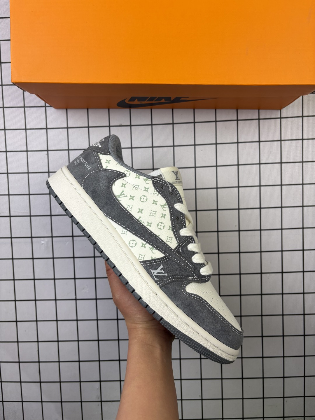 🈴💰110
Jordan/乔丹 男女鞋真标半码制,采用软质牛剖革鞋面材质,缜密拉帮中底布,鞋垫嵌EVA缓震物料及背胶,内置气垫及耐磨橡胶大底❗️创意定制三方联名配色,美国元祖街头潮牌-斯图西/Stussy x Travis Scott x Nike Air Jordan 1 Low OG"Stussy"AJ1乔丹一代经典低帮文化百搭休闲运动篮球鞋“TS联名黑红米白LV斯图西倒钩 XZ6188-770
类型:男女鞋
码数:36 36.5 37 38 38.5 39 40 40.5 41 42 42.5 43 44 45
编码:771