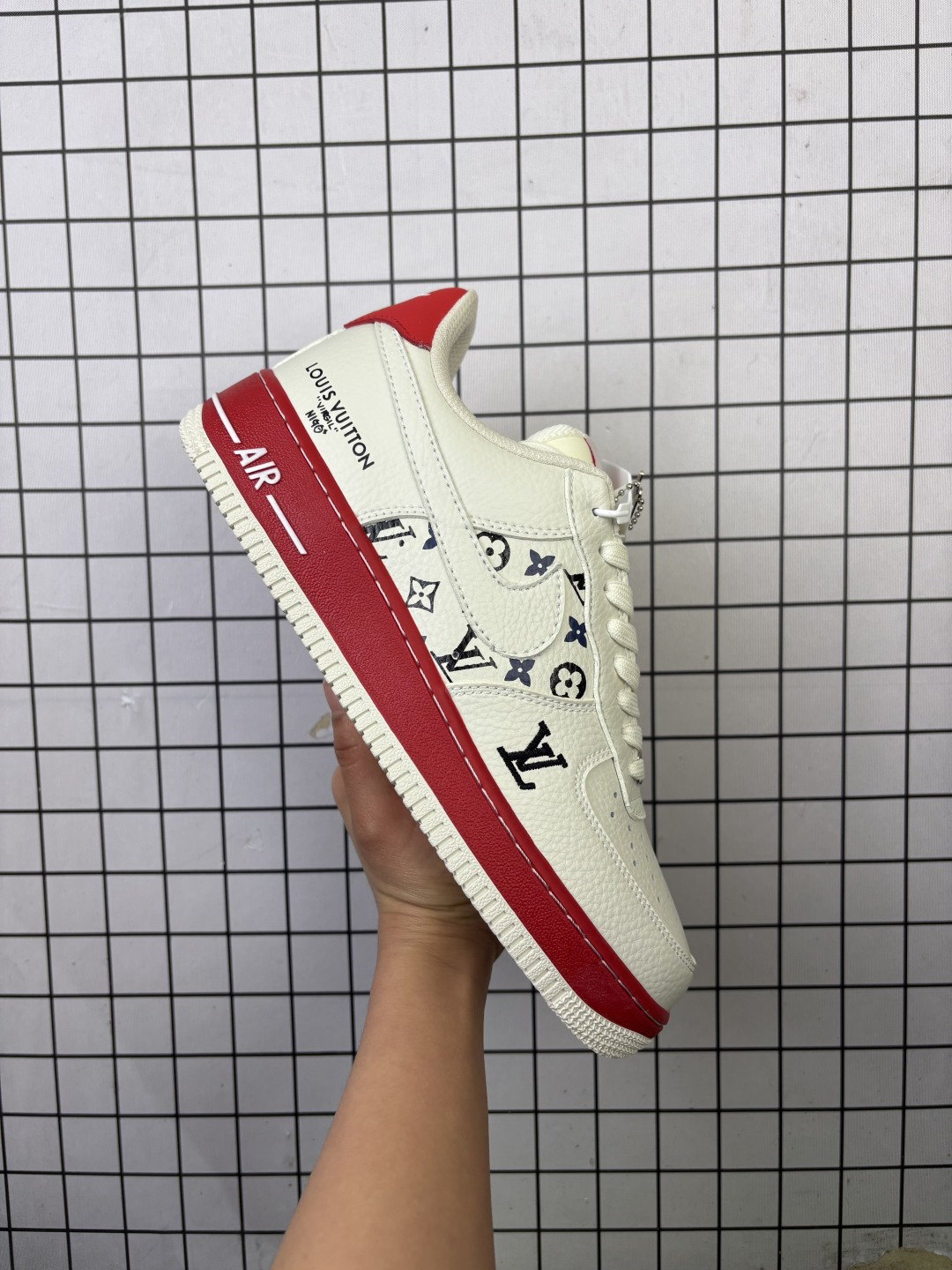 💰220
海外限量发售！公司级NIke Air Force 1 ‘07 Low “Supreme联名——经典黑满天星”空军一号 低帮 运动鞋 休闲鞋 折边针车 工艺难度大 原楦头原纸板 原装鞋盒 定制五金配件 内置全掌气垫 原厂鞋底 
货号：BQ4212-100
Size：36 36.5 37.5 38 38.5 39 40 40.5 41 42 42.5 43 44 44.5 45
编码：老男H