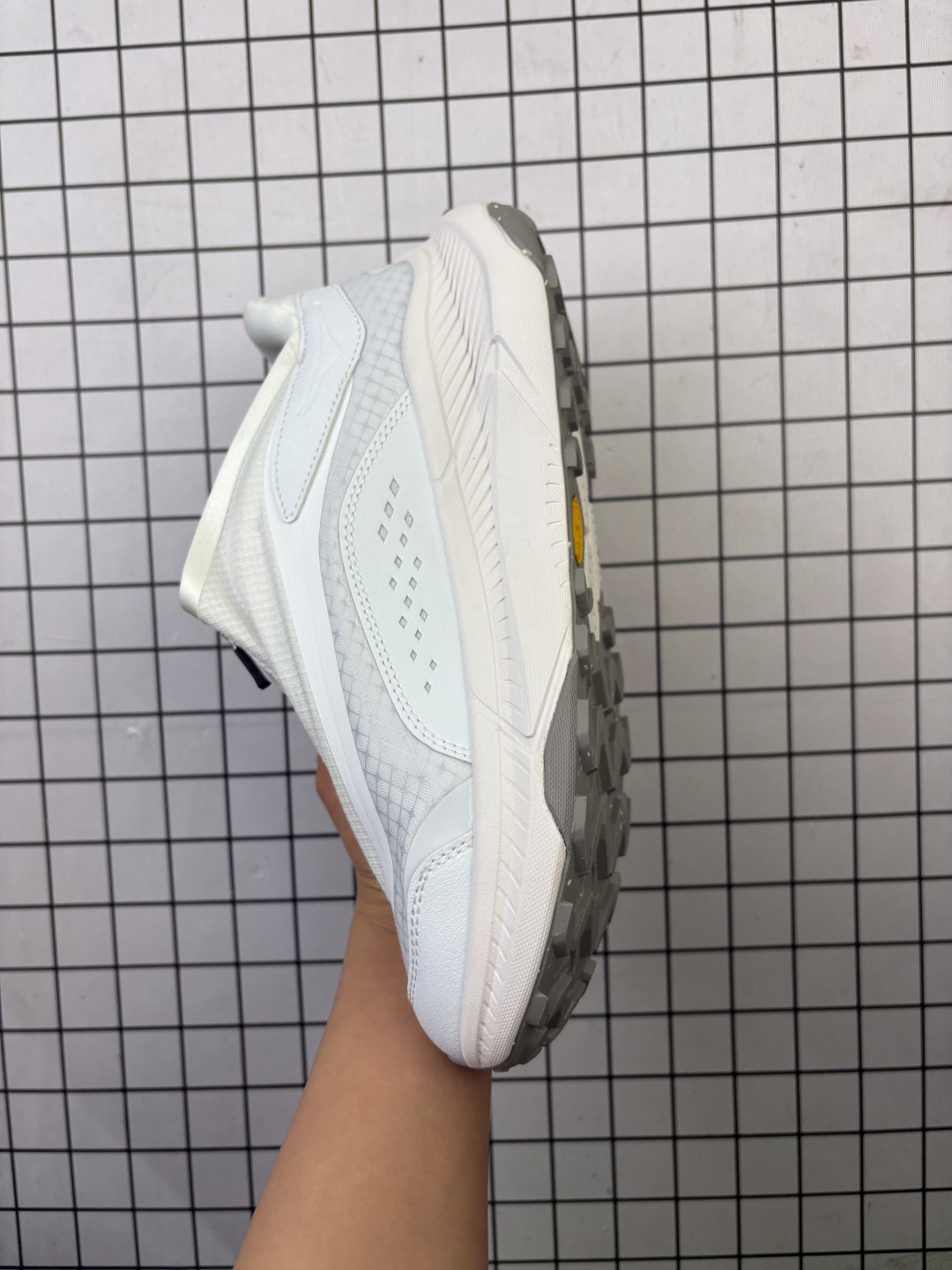 💰130
BF版Hoka One One Project Transport 机能风专业户外越野运动鞋
相较于前几代Mafate包裹感更好 跟Speedgoat(快速羚羊)系列比起来更加舒适 鞋底防滑性能在下坡的石板台阶和原始路面都有很好的表现 HOKA血统属性厚底设计 在快速下坡时起到缓震保护作用 减少重力给予脚踝、膝部、髋关节等处带来的冲击力
货号: 1162850-FLCK
尺码: 36 36.5 37.5 38 38.5 39 40 40.5 41 42 42.5 43 44 45
编码:103