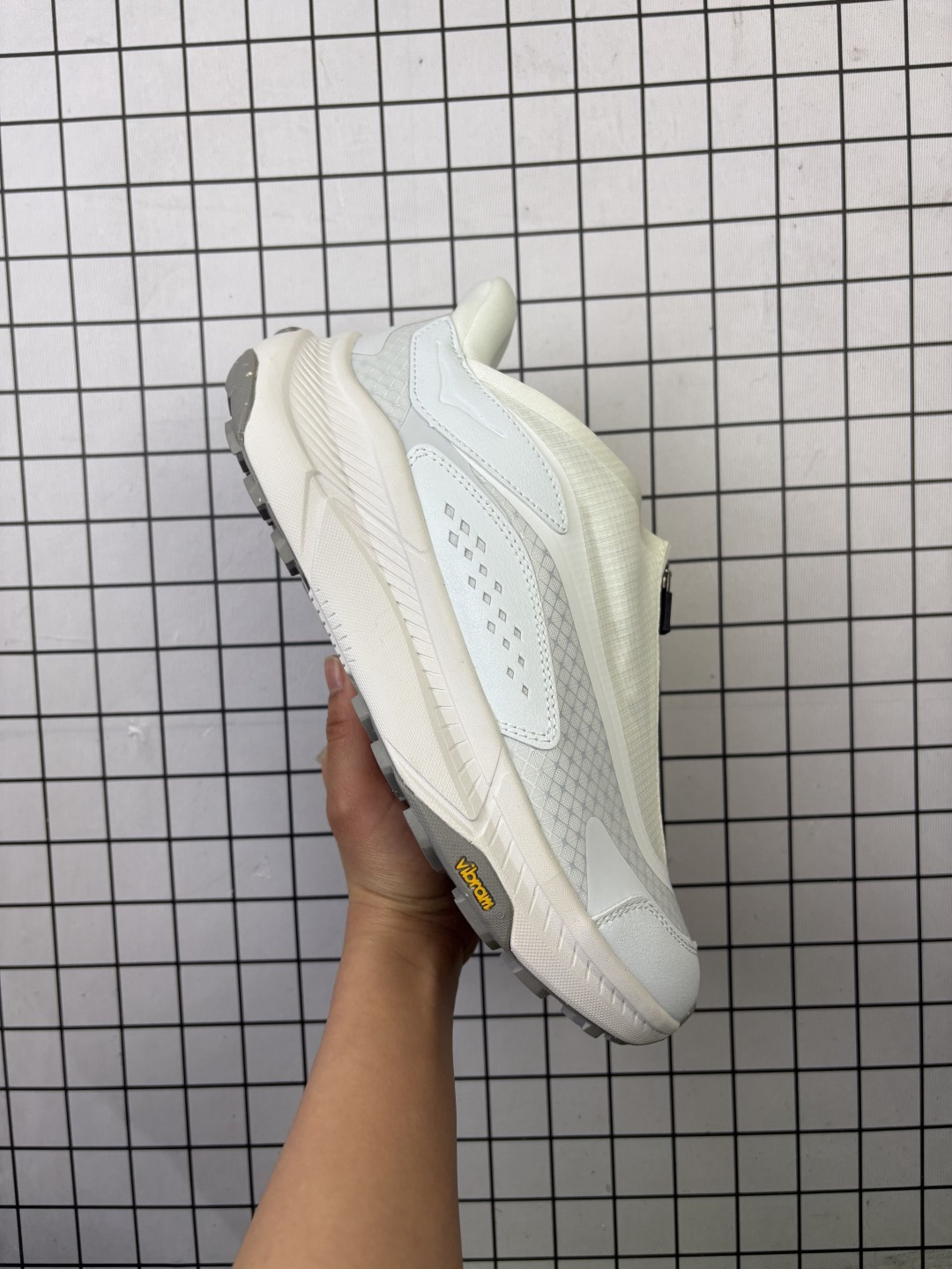 💰130
BF版Hoka One One Project Transport 机能风专业户外越野运动鞋 
相较于前几代Mafate包裹感更好 跟Speedgoat(快速羚羊)系列比起来更加舒适 鞋底防滑性能在下坡的石板台阶和原始路面都有很好的表现 HOKA血统属性厚底设计 在快速下坡时起到缓震保护作用 减少重力给予脚踝、膝部、髋关节等处带来的冲击力
货号: 1162850-FLCK
尺码: 36 36.5 37.5 38 38.5 39 40 40.5 41 42 42.5 43 44 45
编码：103