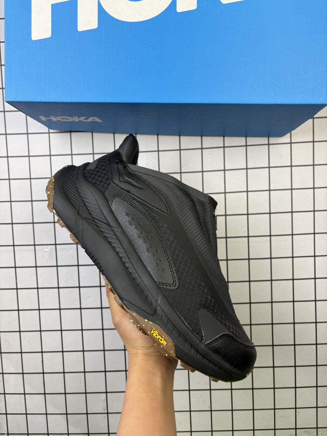 🈴💰130
BF版Hoka One One Project Transport 机能风专业户外越野运动鞋 
相较于前几代Mafate包裹感更好 跟Speedgoat(快速羚羊)系列比起来更加舒适 鞋底防滑性能在下坡的石板台阶和原始路面都有很好的表现 HOKA血统属性厚底设计 在快速下坡时起到缓震保护作用 减少重力给予脚踝、膝部、髋关节等处带来的冲击力
货号: 1162850-FLCK
尺码: 36 36.5 37.5 38 38.5 39 40 40.5 41 42 42.5 43 44 45
编码：103