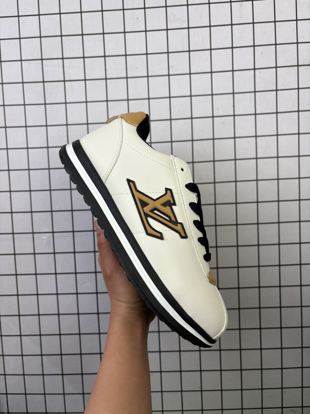 💰130
【新品🔥公司级】路易威登LOUIS VUITTON X NIGO 联名款运动鞋 BUTTERSOFT FW25 圆头系带 低帮 生活休闲鞋 阿甘鞋 路易威登 LOUIS VUITTON LV Buttersoft Nigo 联名运动跑步鞋，素面皮革，圆头系带和衬垫鞋面，柔软的穿着体验。Pharrell Williams 肖像和龙虾图案压纹呼应，手缝鞋面 EVA 外底饰有元素，LV 字母皮具元素。#LV休闲鞋  #LV新款休闲运动鞋  #lv潮鞋  #新款lv  #Lv路易威登

尺码:  36-45
编码:  699