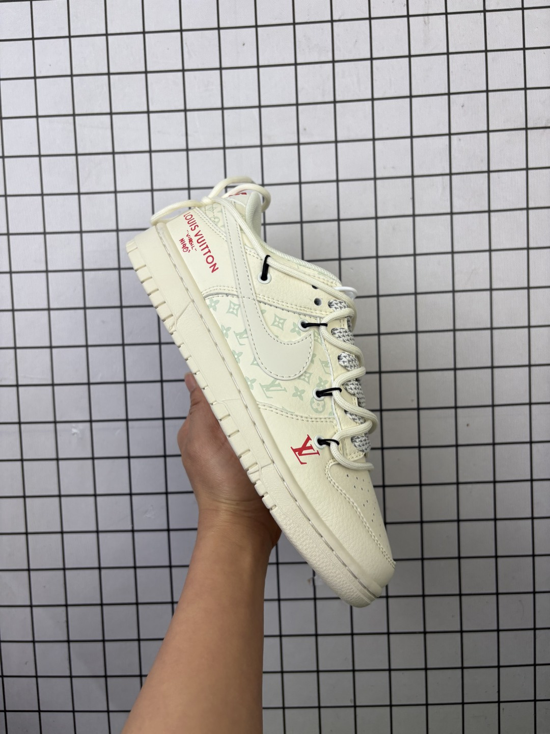 公司级✅Louis Vuitton x Nike Dunk Low 黑涂鸦抽绳 此款主张打破传统的工业化流水线设计限制,以Made by ideas的超级创意为理念,集结众多潮流设计师,结合时下最ing潮流风尚,为潮流爱好者打造彰品自我的专属潮品.同时尊重每个年轻人对于潮流的理解与选择,主张“让每个年轻人塑造自己的潮流”. 货号: CX5050-Y32 编码给L