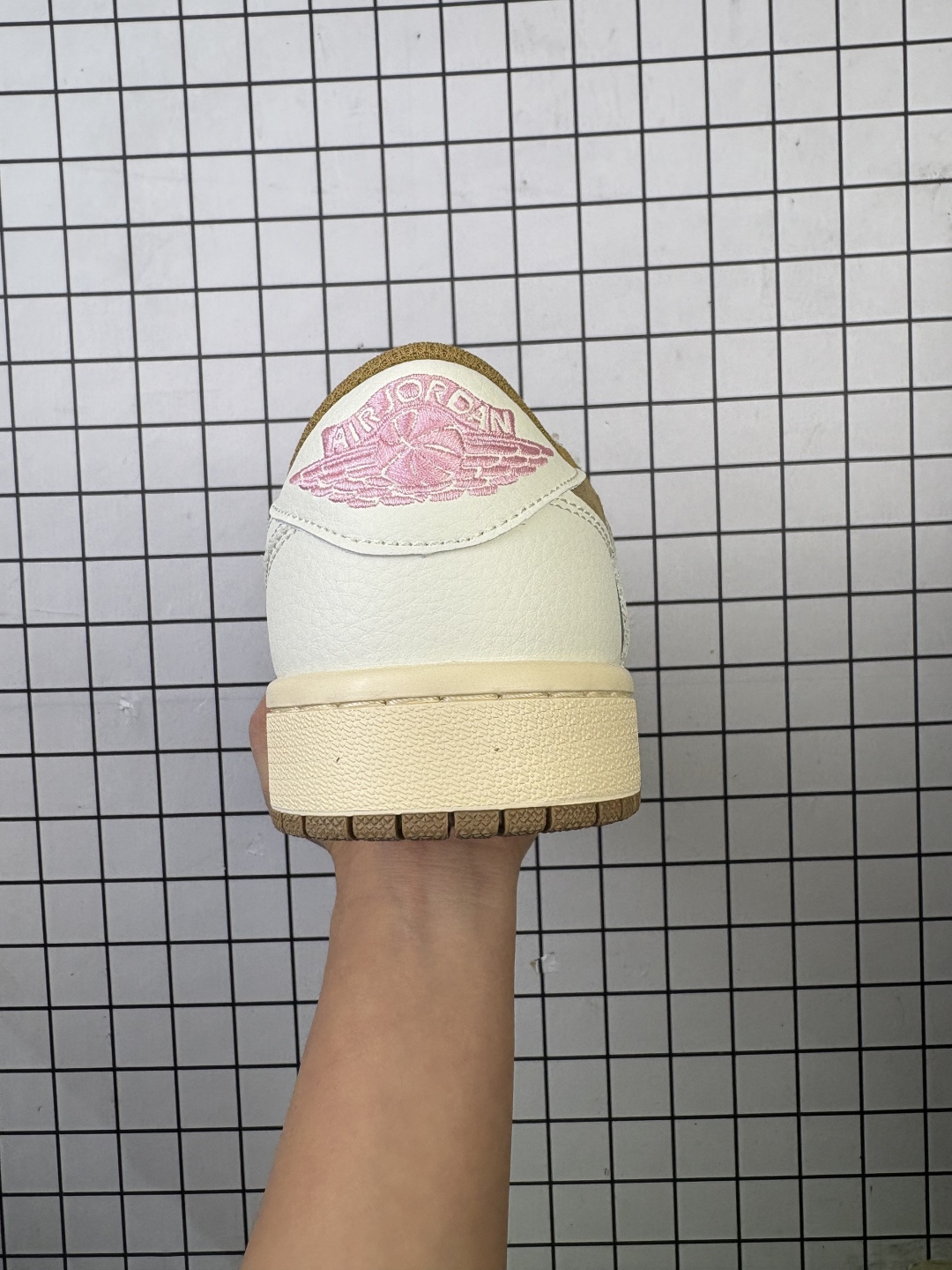 💰90
Jordan/乔丹 AJ1低帮倒钩 男女鞋真标半码制,升级原楦原纸版开发,采用猪巴革组合荔枝纹皮革饰片鞋面材质,中底注胶孔及缜密中底拉帮工艺,内置气垫及耐磨橡胶大底❗最新「倒钩 AJ1」原来长这样!当红嘻哈歌手特拉维斯·斯科特携手Travis Scott X Nike Wmns Air Jordan 1 Low OG SP"Sail Shy Pink"AJ1乔丹一代经典低帮文化百搭休闲运动篮球鞋“TS联名沙棕白倒钩” DM7866-106
类型:男女鞋
码数:36 36.5 37 38 38.5 39 40 40.5 41 42 42.5 43 44 45 46
编码:给L