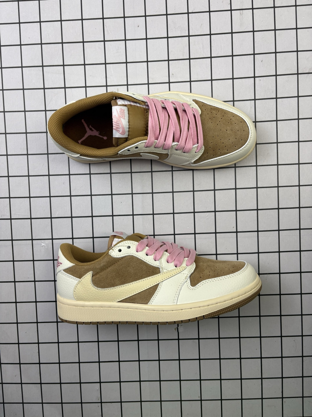 💰90
Jordan/乔丹 AJ1低帮倒钩 男女鞋真标半码制,升级原楦原纸版开发,采用猪巴革组合荔枝纹皮革饰片鞋面材质,中底注胶孔及缜密中底拉帮工艺,内置气垫及耐磨橡胶大底❗最新「倒钩 AJ1」原来长这样!当红嘻哈歌手特拉维斯·斯科特携手Travis Scott X Nike Wmns Air Jordan 1 Low OG SP"Sail Shy Pink"AJ1乔丹一代经典低帮文化百搭休闲运动篮球鞋“TS联名沙棕白倒钩” DM7866-106
类型:男女鞋
码数:36 36.5 37 38 38.5 39 40 40.5 41 42 42.5 43 44 45 46
编码:给L