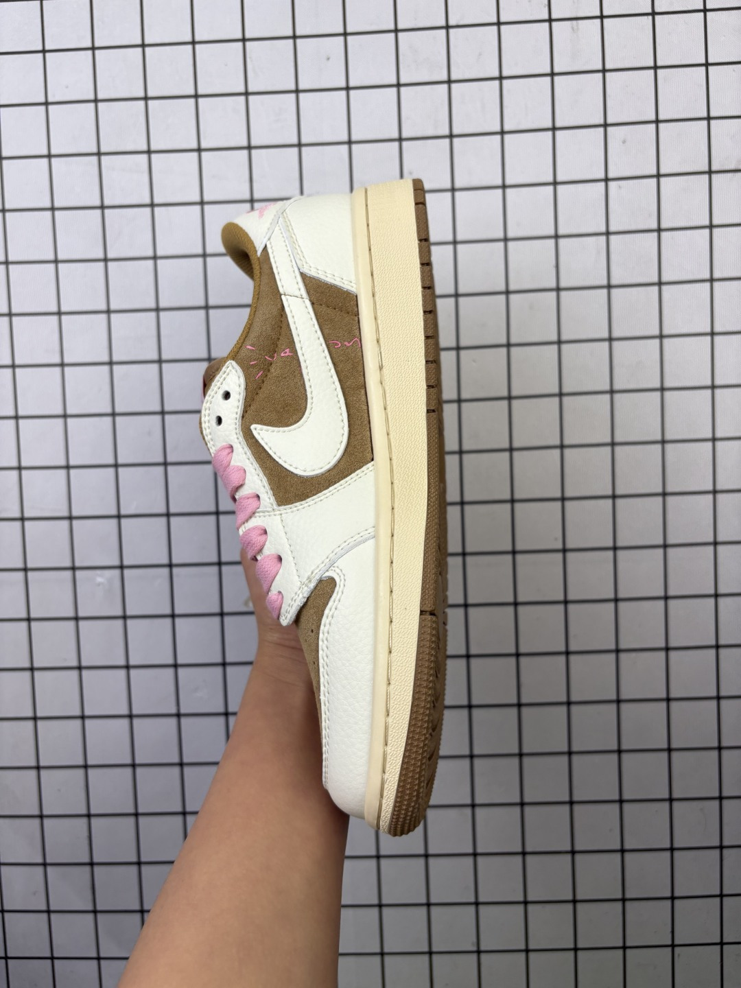 💰90
Jordan/乔丹 AJ1低帮倒钩 男女鞋真标半码制,升级原楦原纸版开发,采用猪巴革组合荔枝纹皮革饰片鞋面材质,中底注胶孔及缜密中底拉帮工艺,内置气垫及耐磨橡胶大底❗最新「倒钩 AJ1」原来长这样!当红嘻哈歌手特拉维斯·斯科特携手Travis Scott X Nike Wmns Air Jordan 1 Low OG SP"Sail Shy Pink"AJ1乔丹一代经典低帮文化百搭休闲运动篮球鞋“TS联名沙棕白倒钩” DM7866-106
类型:男女鞋
码数:36 36.5 37 38 38.5 39 40 40.5 41 42 42.5 43 44 45 46
编码:给L