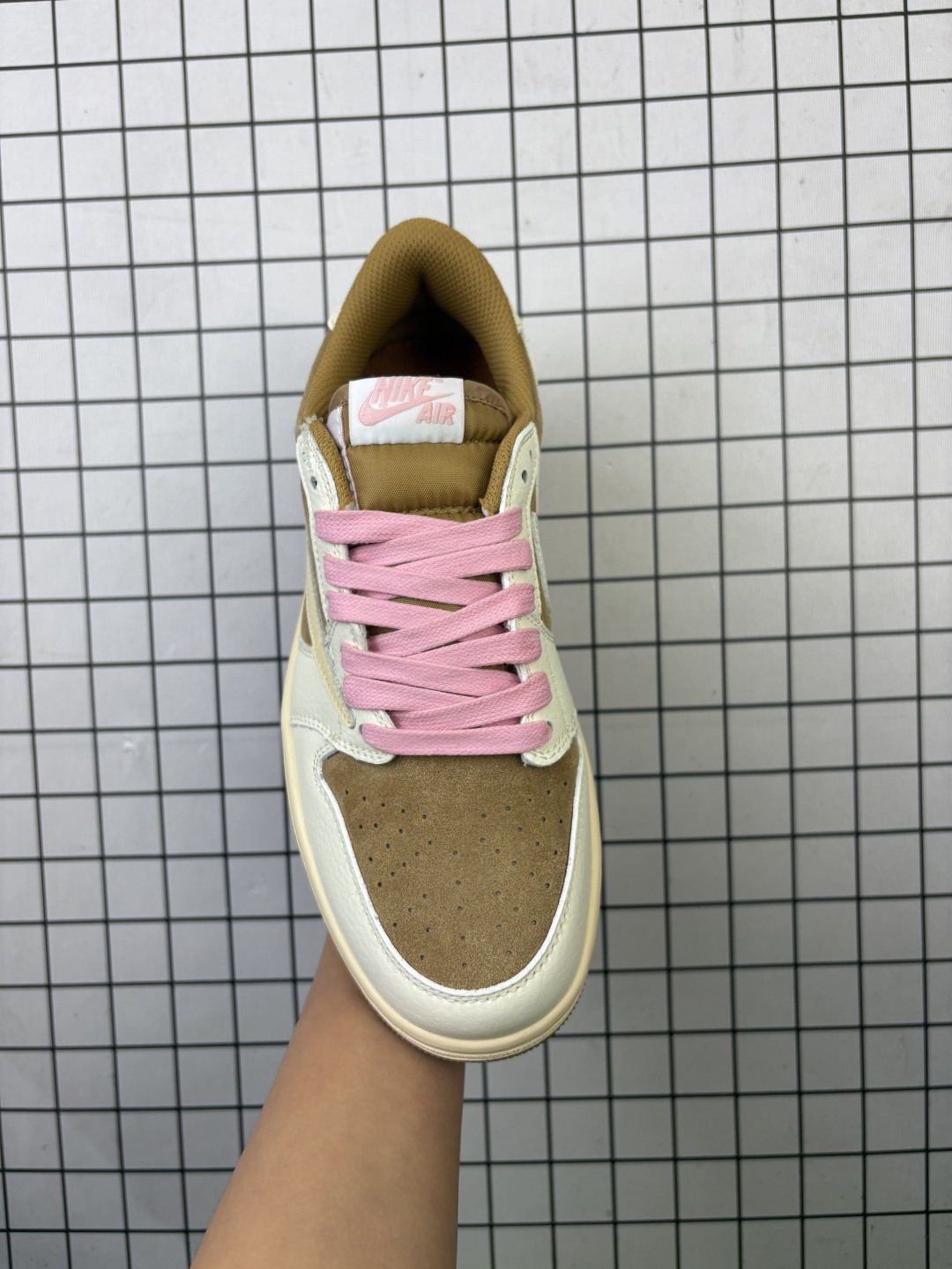 💰90
Jordan/乔丹 AJ1低帮倒钩 男女鞋真标半码制,升级原楦原纸版开发,采用猪巴革组合荔枝纹皮革饰片鞋面材质,中底注胶孔及缜密中底拉帮工艺,内置气垫及耐磨橡胶大底❗最新「倒钩 AJ1」原来长这样!当红嘻哈歌手特拉维斯·斯科特携手Travis Scott X Nike Wmns Air Jordan 1 Low OG SP"Sail Shy Pink"AJ1乔丹一代经典低帮文化百搭休闲运动篮球鞋“TS联名沙棕白倒钩” DM7866-106
类型:男女鞋
码数:36 36.5 37 38 38.5 39 40 40.5 41 42 42.5 43 44 45 46
编码:给L