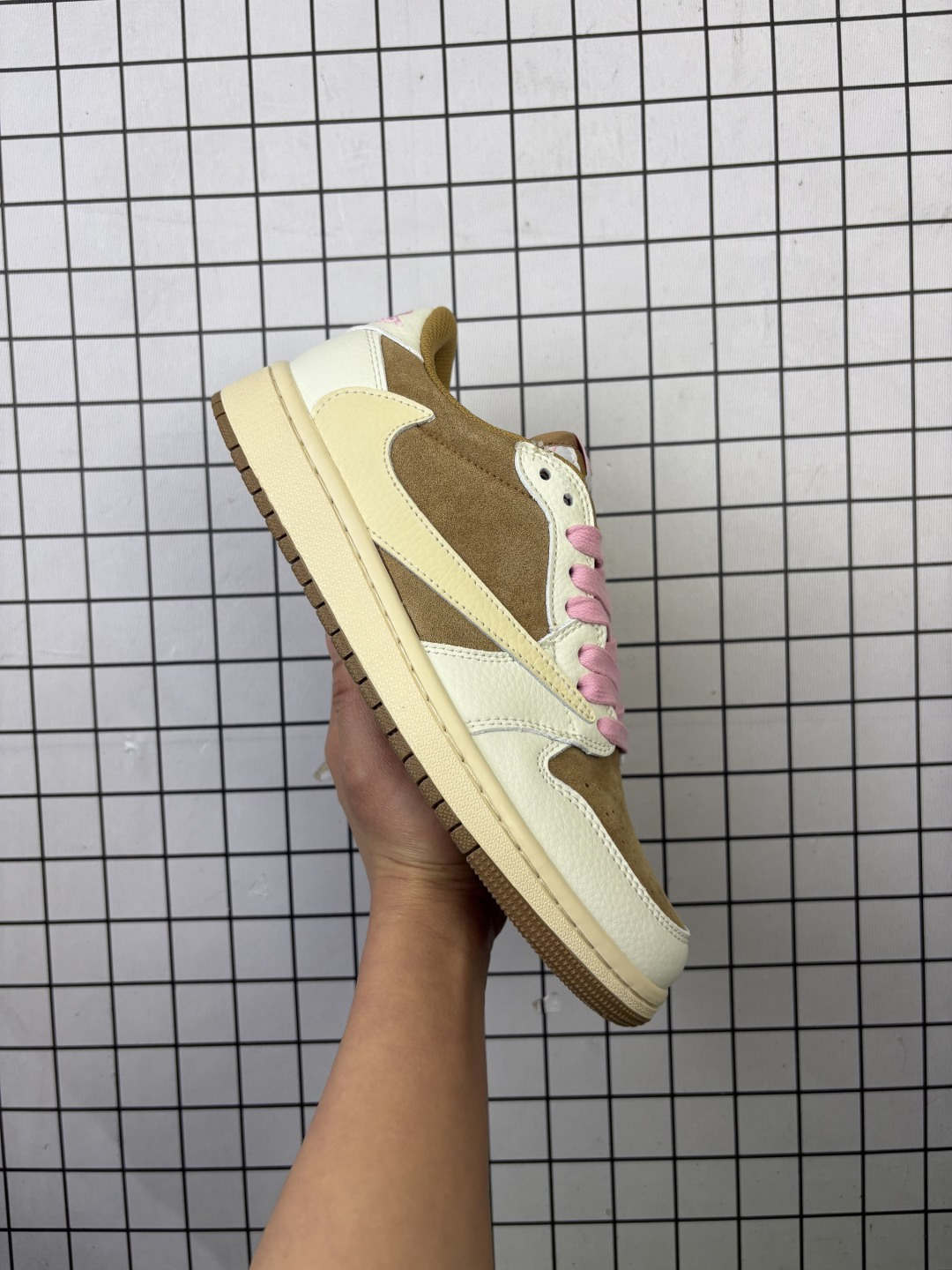 💰90
Jordan/乔丹 AJ1低帮倒钩 男女鞋真标半码制，升级原楦原纸版开发，采用猪巴革组合荔枝纹皮革饰片鞋面材质，中底注胶孔及缜密中底拉帮工艺，内置气垫及耐磨橡胶大底❗最新「倒钩 AJ1」原来长这样！当红嘻哈歌手特拉维斯·斯科特携手Travis Scott X Nike Wmns Air Jordan 1 Low OG SP"Sail Shy Pink"AJ1乔丹一代经典低帮文化百搭休闲运动篮球鞋“TS联名沙棕白倒钩” DM7866-106

类型：男女鞋
码数：36 36.5 37 38 38.5 39 40 40.5 41 42 42.5 43 44 45 46
编码：给L