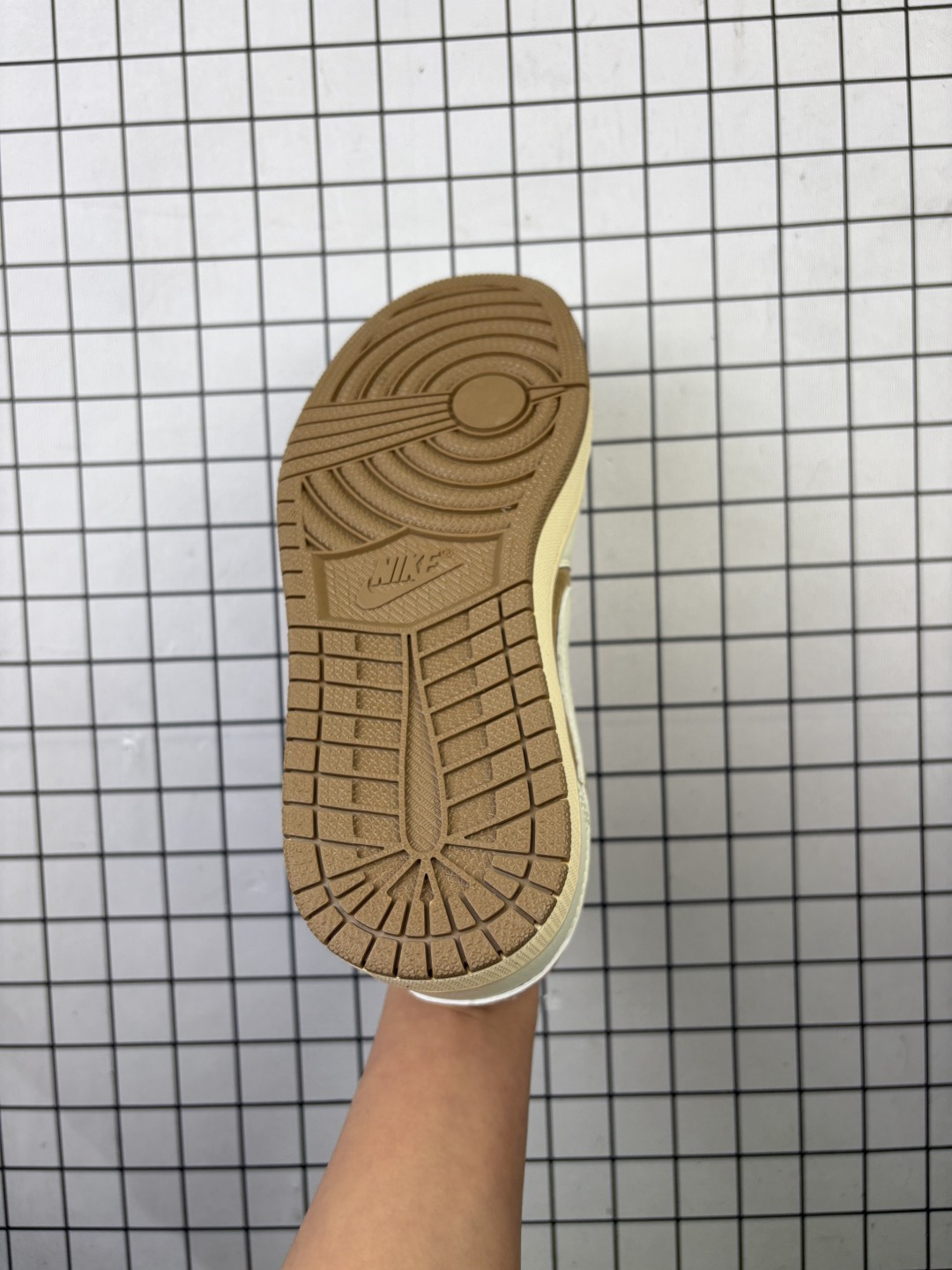 💰90
Jordan/乔丹 AJ1低帮倒钩 男女鞋真标半码制,升级原楦原纸版开发,采用猪巴革组合荔枝纹皮革饰片鞋面材质,中底注胶孔及缜密中底拉帮工艺,内置气垫及耐磨橡胶大底❗最新「倒钩 AJ1」原来长这样!当红嘻哈歌手特拉维斯·斯科特携手Travis Scott X Nike Wmns Air Jordan 1 Low OG SP"Sail Shy Pink"AJ1乔丹一代经典低帮文化百搭休闲运动篮球鞋“TS联名沙棕白倒钩” DM7866-106
类型:男女鞋
码数:36 36.5 37 38 38.5 39 40 40.5 41 42 42.5 43 44 45 46
编码:给L