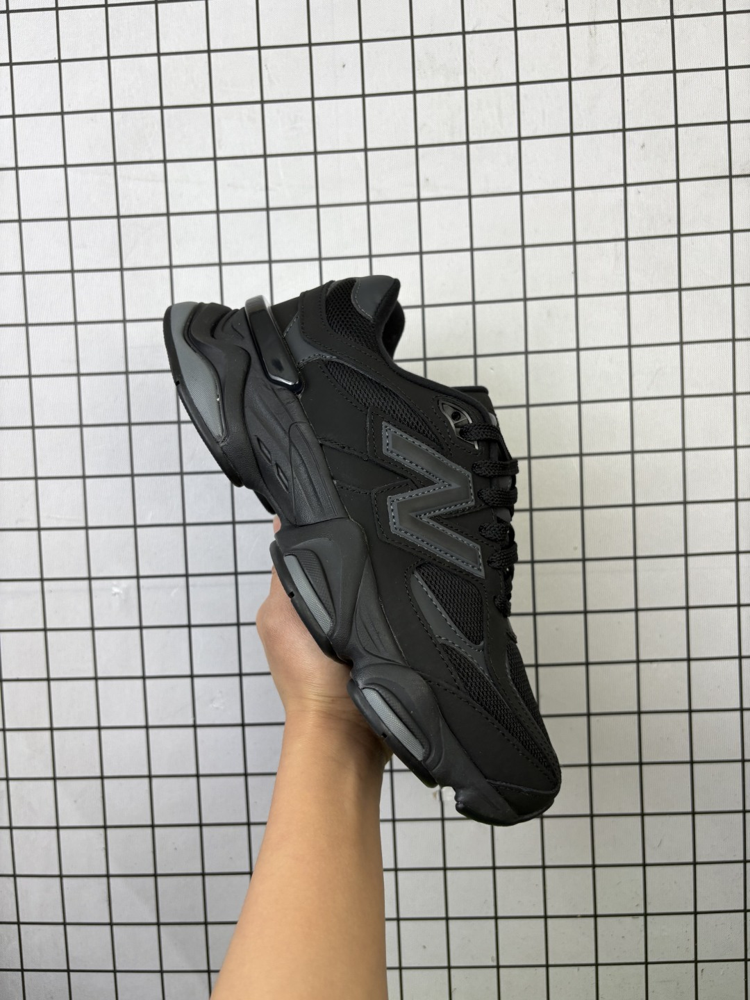 New Balance/新百伦 男女鞋,采用猪巴革组合网织布鞋面材质,4层组合底模,中底嵌入ABZORB缓震科技材料及后跟嵌入TPU装饰条稳固❗️ 复古爱好者看过来,全新配色!全新NB新百伦New Balance 9060"Slate Grey"系列复古百搭老爹风小象蹄休闲运动跑步鞋“ 类型:男女鞋 编码:元