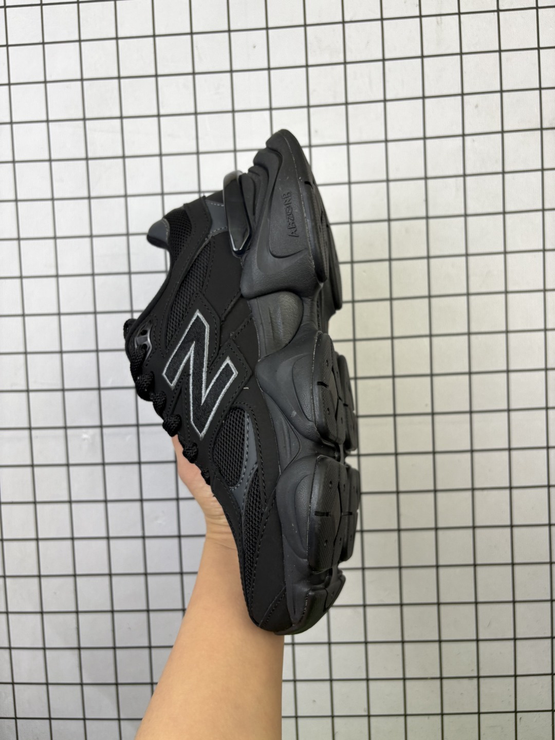 New Balance/新百伦 男女鞋,采用猪巴革组合网织布鞋面材质,4层组合底模,中底嵌入ABZORB缓震科技材料及后跟嵌入TPU装饰条稳固❗️ 复古爱好者看过来,全新配色!全新NB新百伦New Balance 9060"Slate Grey"系列复古百搭老爹风小象蹄休闲运动跑步鞋“ 类型:男女鞋 编码:元