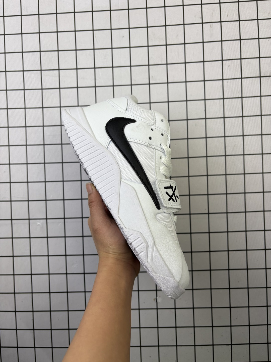 💰140
Travis Scott x Air Jordan 1 Jumpman Jack TR "University Red" 低帮 米黑红倒勾 AJ1 乔丹1代 aj1 乔1 低邦 米黑红倒钩 乔丹篮球鞋系列 签名篮球鞋Travis Scott x Jordan Brand打造全新鞋款Jordan Cut The Check，除了很显眼的标志性「倒钩」，这双鞋款最大的特色在于像是融合了过往Travis Scott联名鞋款的元素，如类似Air Jordan 1 Low和Dunk Low的鞋身轮廓，Air Jordan 4的外底橡胶上翻，和Air Trainer 1的魔术贴绑带，黑色鞋舌上采用红色Jumpman Logo刺绣点缀，后跟也辅以红色鬼脸刺绣呈现，有着What The TS之意，黄色鞋底则印上了黑色Jack字样。
货号：FZ8117-911 
 Size:36～45
编码704