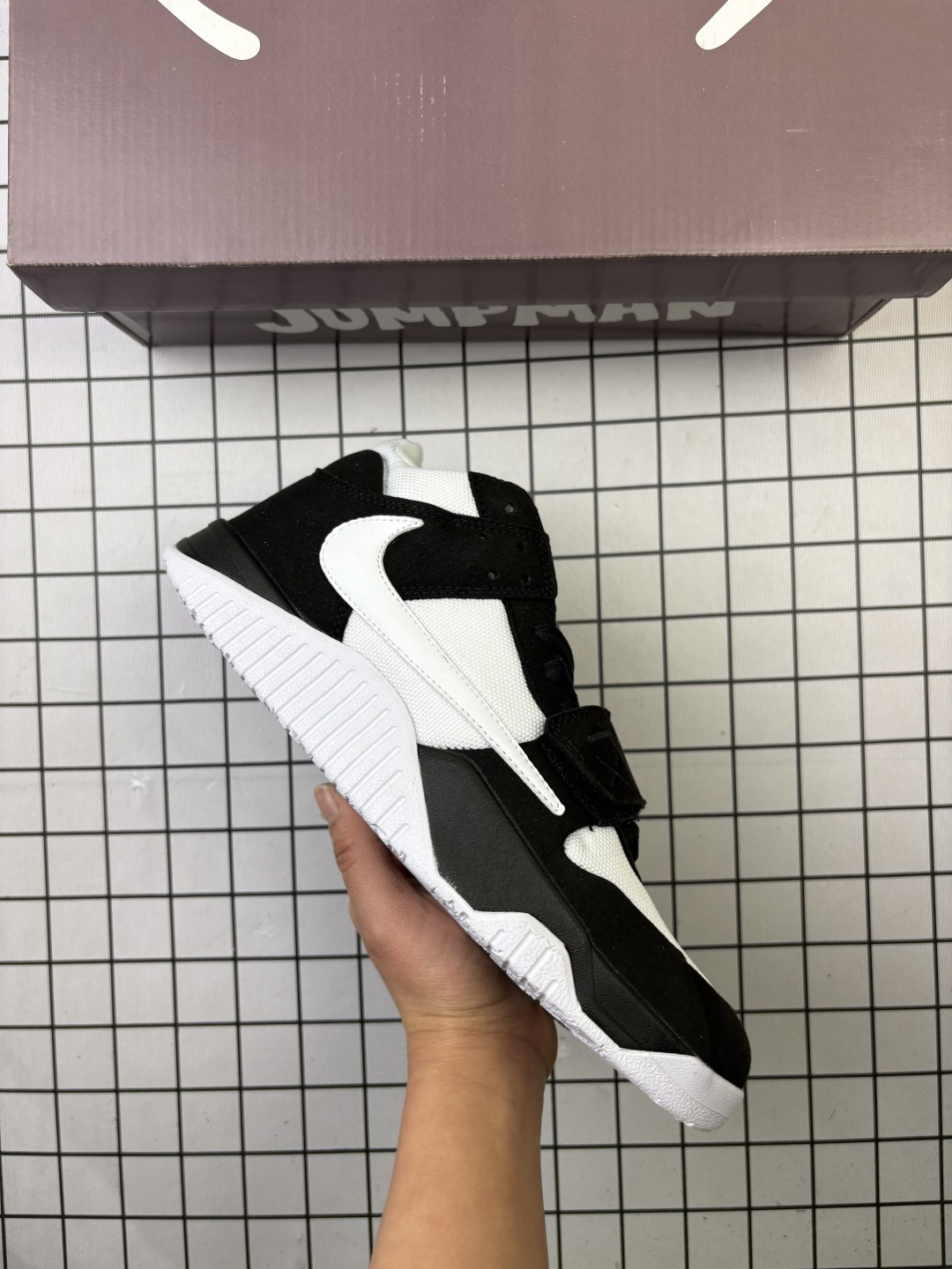 🈴💰140
Travis Scott x Air Jordan 1 Jumpman Jack TR "University Red" 低帮 米黑红倒勾 AJ1 乔丹1代 aj1 乔1 低邦 米黑红倒钩 乔丹篮球鞋系列 签名篮球鞋Travis Scott x Jordan Brand打造全新鞋款Jordan Cut The Check，除了很显眼的标志性「倒钩」，这双鞋款最大的特色在于像是融合了过往Travis Scott联名鞋款的元素，如类似Air Jordan 1 Low和Dunk Low的鞋身轮廓，Air Jordan 4的外底橡胶上翻，和Air Trainer 1的魔术贴绑带，黑色鞋舌上采用红色Jumpman Logo刺绣点缀，后跟也辅以红色鬼脸刺绣呈现，有着What The TS之意，黄色鞋底则印上了黑色Jack字样。
货号：FZ8117-911 
 Size:36～45
编码704