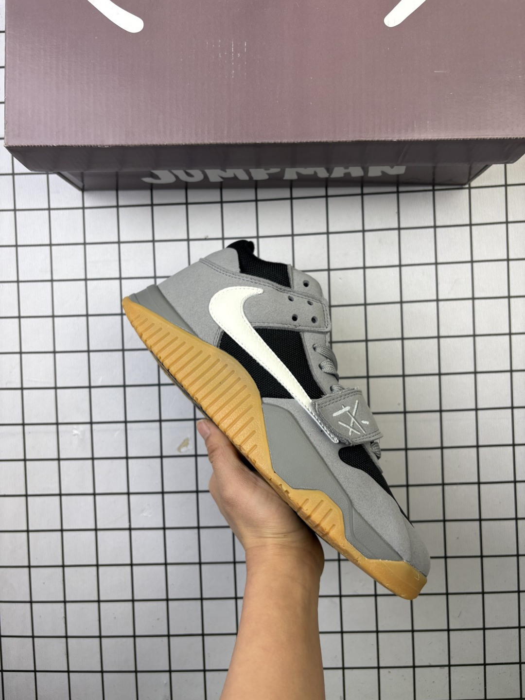 🈴💰140
Travis Scott x Air Jordan 1 Jumpman Jack TR "University Red" 低帮 米黑红倒勾 AJ1 乔丹1代 aj1 乔1 低邦 米黑红倒钩 乔丹篮球鞋系列 签名篮球鞋Travis Scott x Jordan Brand打造全新鞋款Jordan Cut The Check，除了很显眼的标志性「倒钩」，这双鞋款最大的特色在于像是融合了过往Travis Scott联名鞋款的元素，如类似Air Jordan 1 Low和Dunk Low的鞋身轮廓，Air Jordan 4的外底橡胶上翻，和Air Trainer 1的魔术贴绑带，黑色鞋舌上采用红色Jumpman Logo刺绣点缀，后跟也辅以红色鬼脸刺绣呈现，有着What The TS之意，黄色鞋底则印上了黑色Jack字样。
货号：FZ8117-911 
 Size:36～45
编码704