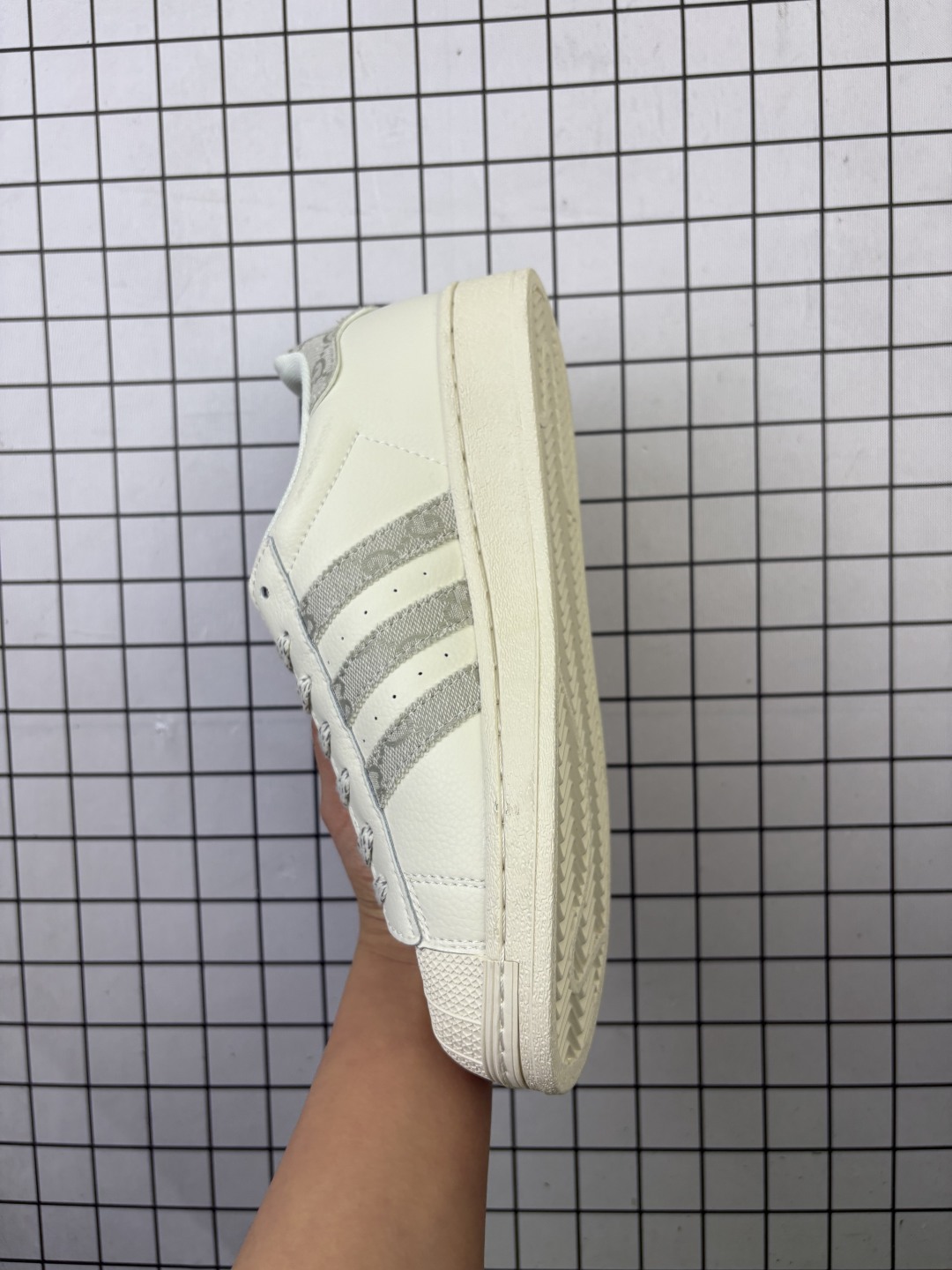 💰100
Adidas/阿迪达斯 男女鞋真标半码制,升级原楦原纸版开发,采用牛剖革饰片组合斜纹帆布鞋面材质,2020改良全包围鞋垫,正确2020版鞋底模具及扇贝头盖片❗阿迪达斯/三叶草Adidas Originals Superstar"Cloud White"经典贝壳头系列低帮百搭休闲运动板鞋 BZ2525
类型:男女鞋
码数:36 36.5 37 38 38.5 39 40 40.5 41 42 42.5 43 44 45
编码:698