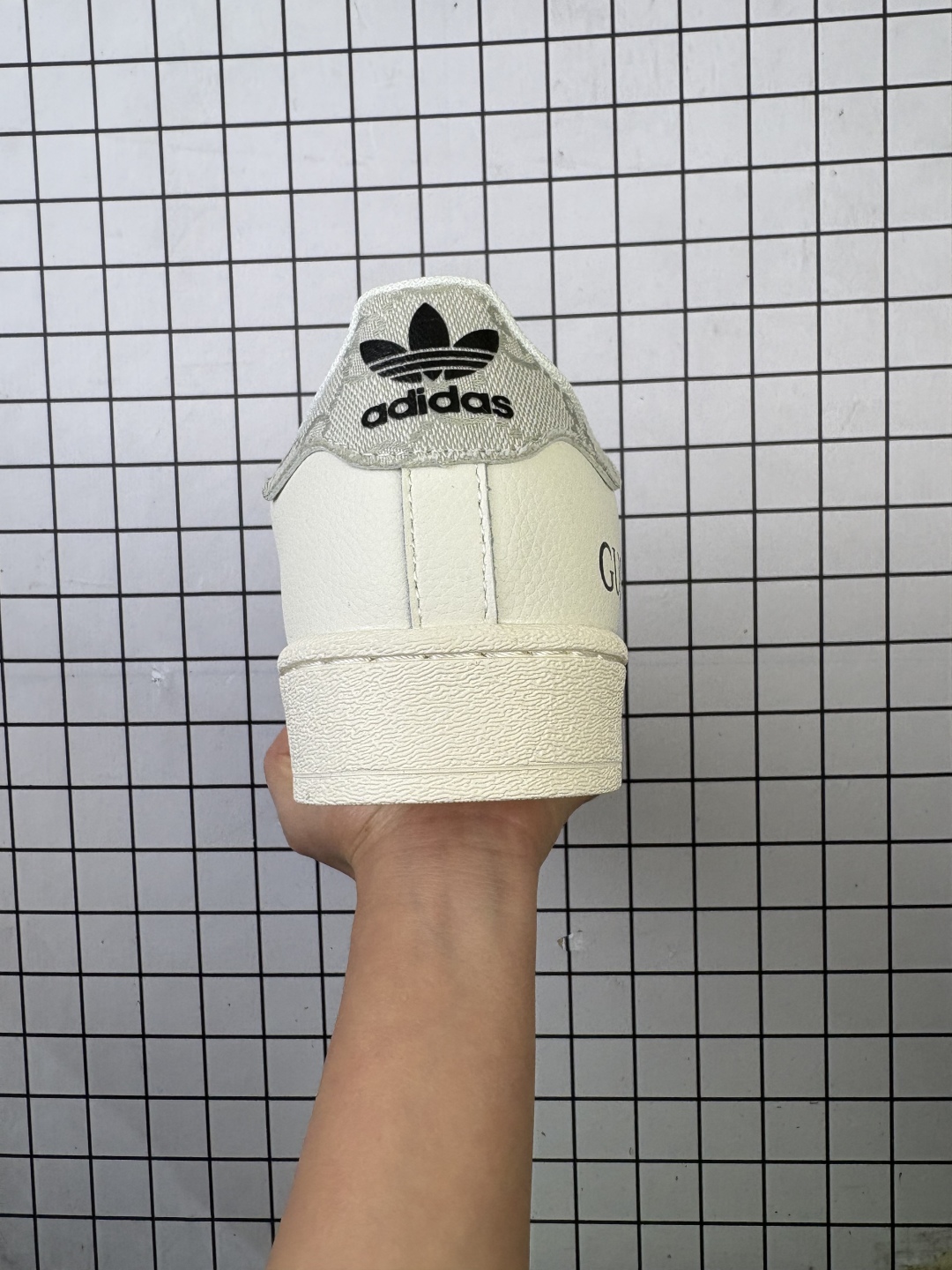 💰100
Adidas/阿迪达斯 男女鞋真标半码制,升级原楦原纸版开发,采用牛剖革饰片组合斜纹帆布鞋面材质,2020改良全包围鞋垫,正确2020版鞋底模具及扇贝头盖片❗阿迪达斯/三叶草Adidas Originals Superstar"Cloud White"经典贝壳头系列低帮百搭休闲运动板鞋 BZ2525
类型:男女鞋
码数:36 36.5 37 38 38.5 39 40 40.5 41 42 42.5 43 44 45
编码:698