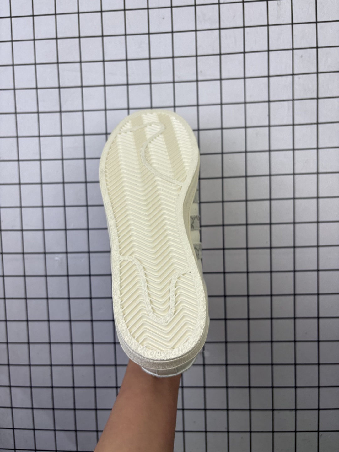 💰100
Adidas/阿迪达斯 男女鞋真标半码制,升级原楦原纸版开发,采用牛剖革饰片组合斜纹帆布鞋面材质,2020改良全包围鞋垫,正确2020版鞋底模具及扇贝头盖片❗阿迪达斯/三叶草Adidas Originals Superstar"Cloud White"经典贝壳头系列低帮百搭休闲运动板鞋 BZ2525
类型:男女鞋
码数:36 36.5 37 38 38.5 39 40 40.5 41 42 42.5 43 44 45
编码:698