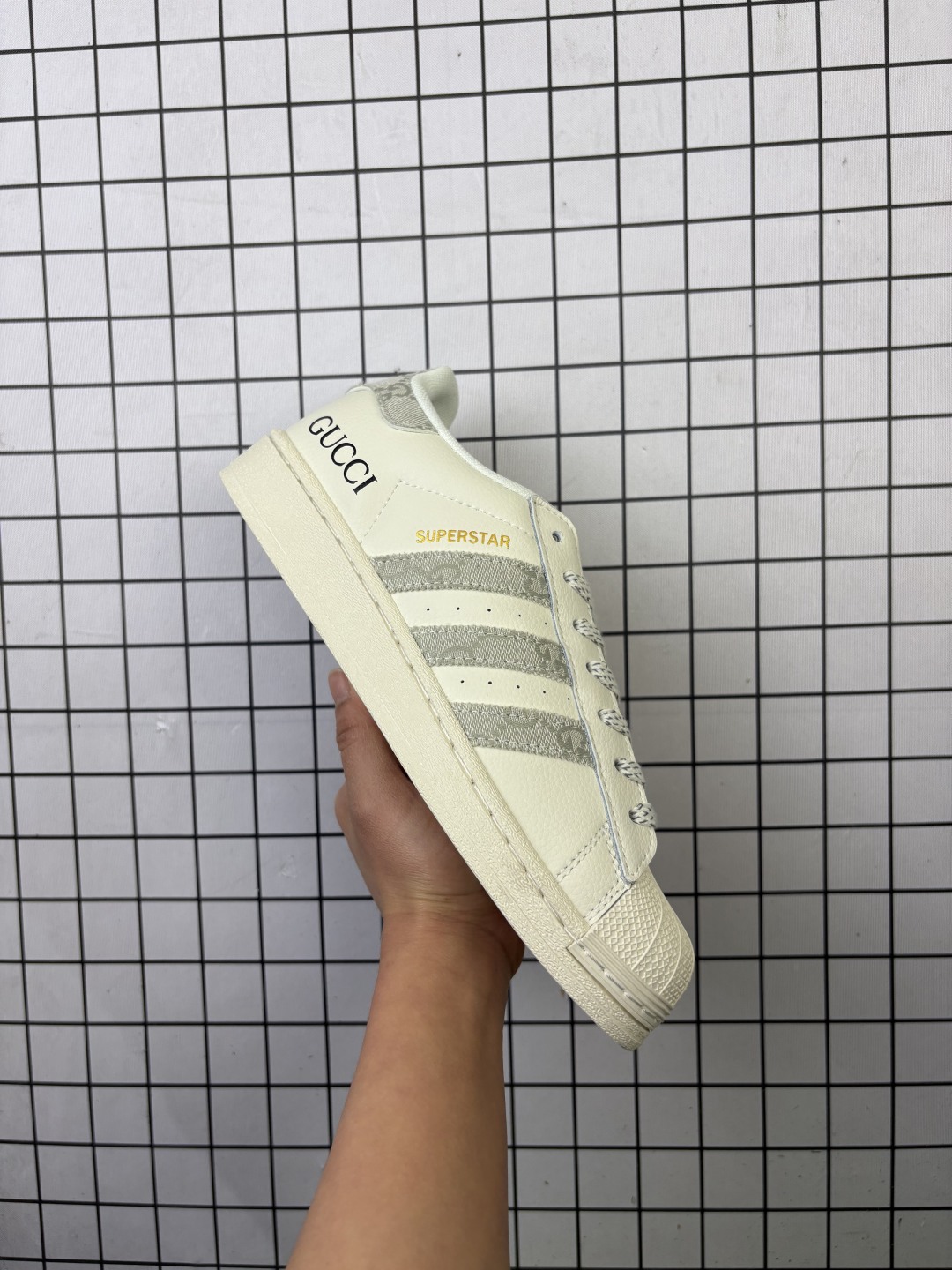💰100
Adidas/阿迪达斯 男女鞋真标半码制,升级原楦原纸版开发,采用牛剖革饰片组合斜纹帆布鞋面材质,2020改良全包围鞋垫,正确2020版鞋底模具及扇贝头盖片❗阿迪达斯/三叶草Adidas Originals Superstar"Cloud White"经典贝壳头系列低帮百搭休闲运动板鞋 BZ2525
类型:男女鞋
码数:36 36.5 37 38 38.5 39 40 40.5 41 42 42.5 43 44 45
编码:698