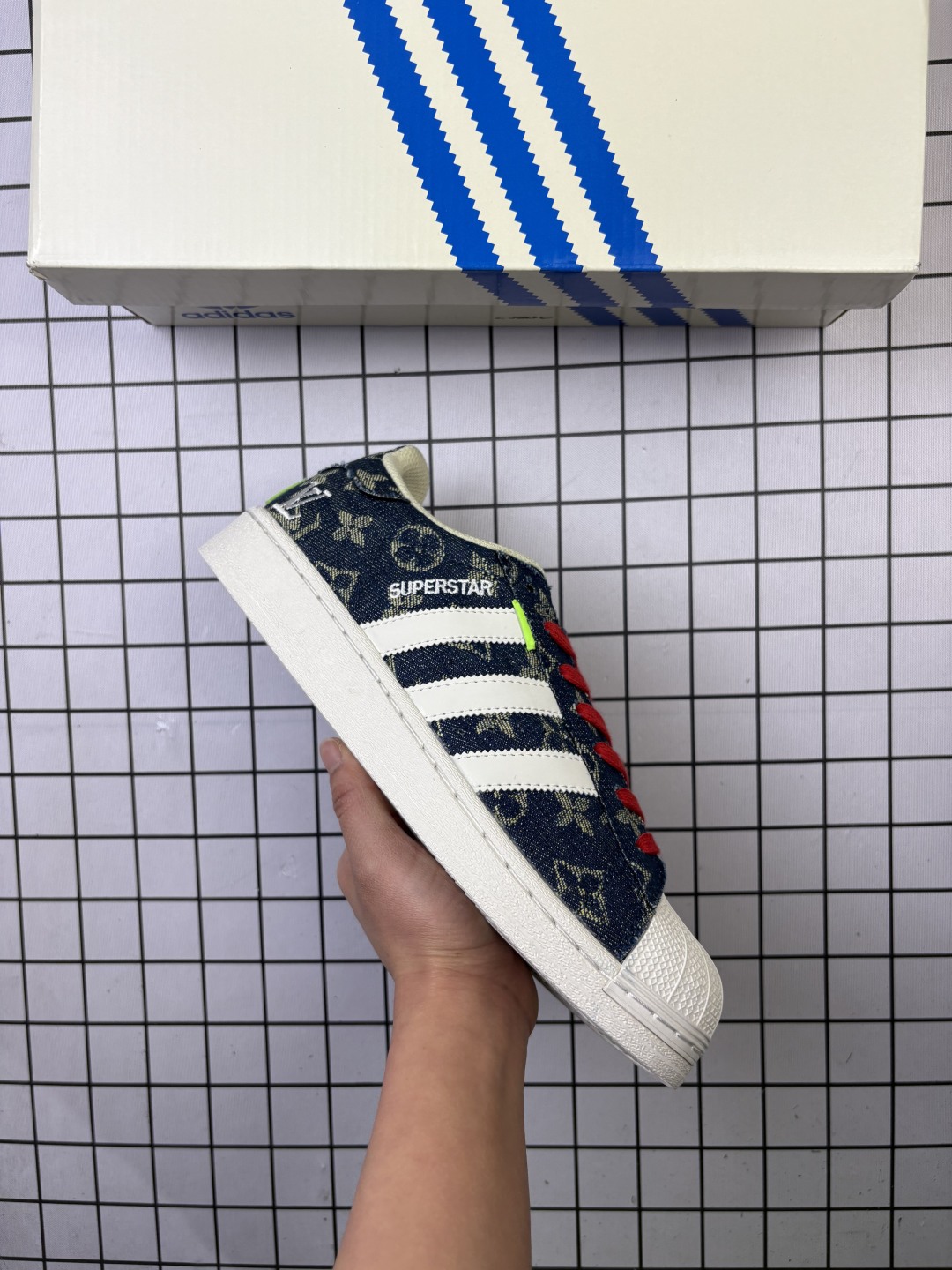 🈴💰100
Adidas/阿迪达斯 男女鞋真标半码制,升级原楦原纸版开发,采用牛剖革饰片组合斜纹帆布鞋面材质,2020改良全包围鞋垫,正确2020版鞋底模具及扇贝头盖片❗阿迪达斯/三叶草Adidas Originals Superstar"Cloud White"经典贝壳头系列低帮百搭休闲运动板鞋 BZ2525
类型:男女鞋
码数:36 36.5 37 38 38.5 39 40 40.5 41 42 42.5 43 44 45
编码:698