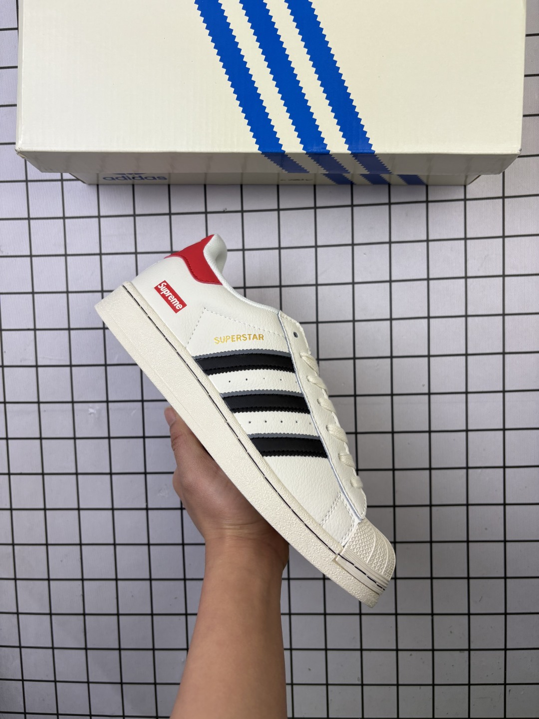 🈴💰100
Adidas/阿迪达斯 男女鞋真标半码制,升级原楦原纸版开发,采用牛剖革饰片组合斜纹帆布鞋面材质,2020改良全包围鞋垫,正确2020版鞋底模具及扇贝头盖片❗阿迪达斯/三叶草Adidas Originals Superstar"Cloud White"经典贝壳头系列低帮百搭休闲运动板鞋 BZ2525
类型:男女鞋
码数:36 36.5 37 38 38.5 39 40 40.5 41 42 42.5 43 44 45
编码:698