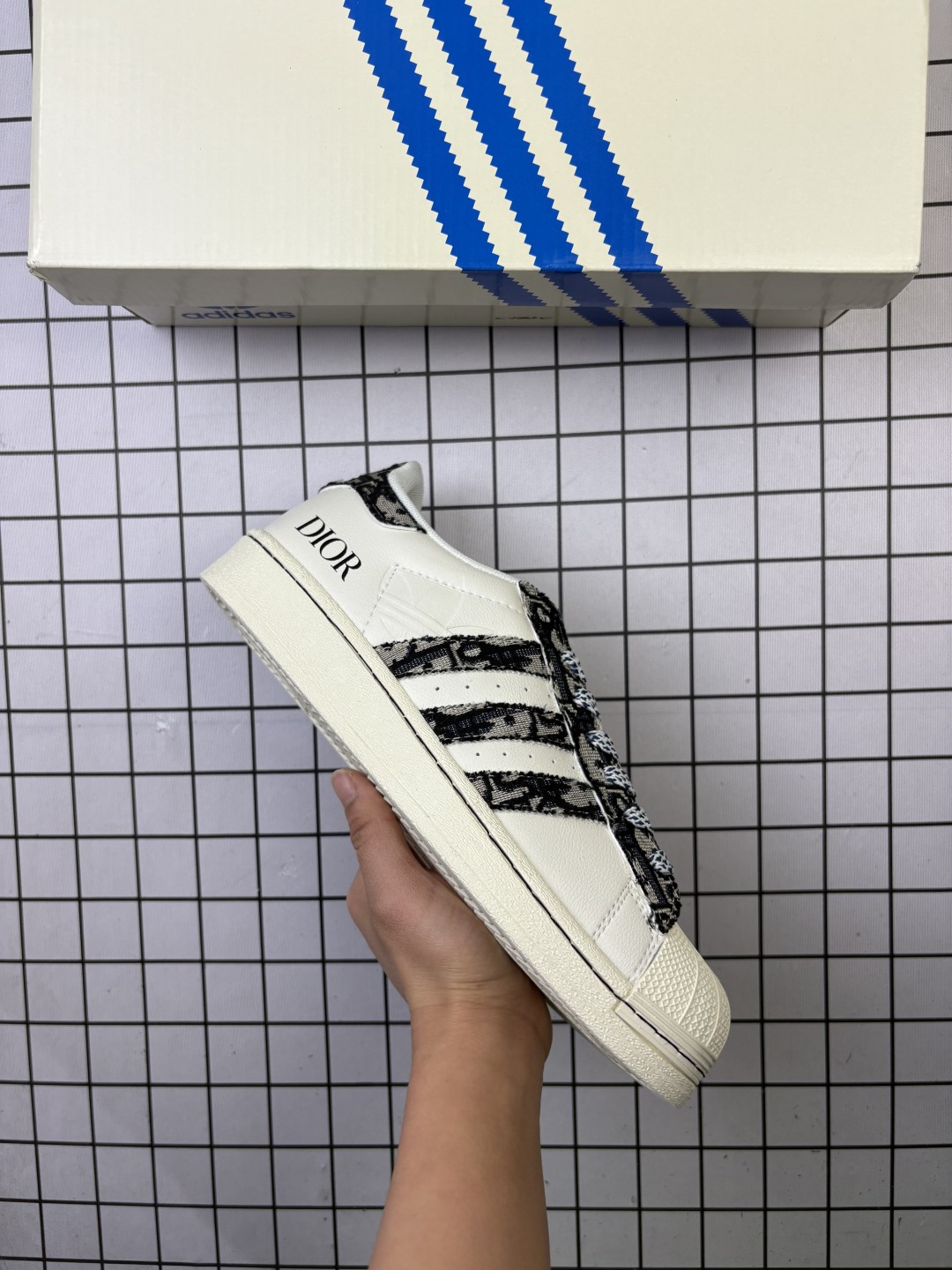 🈴💰100
Adidas/阿迪达斯 男女鞋真标半码制,升级原楦原纸版开发,采用牛剖革饰片组合斜纹帆布鞋面材质,2020改良全包围鞋垫,正确2020版鞋底模具及扇贝头盖片❗阿迪达斯/三叶草Adidas Originals Superstar"Cloud White"经典贝壳头系列低帮百搭休闲运动板鞋 BZ2525
类型:男女鞋
码数:36 36.5 37 38 38.5 39 40 40.5 41 42 42.5 43 44 45
编码:698