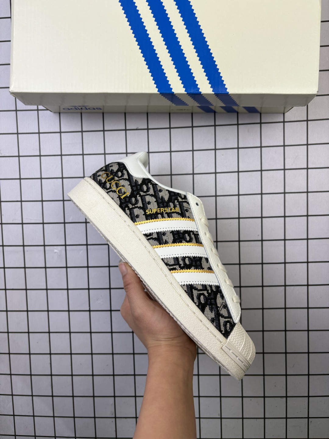 🈴💰100
Adidas/阿迪达斯 男女鞋真标半码制,升级原楦原纸版开发,采用牛剖革饰片组合斜纹帆布鞋面材质,2020改良全包围鞋垫,正确2020版鞋底模具及扇贝头盖片❗阿迪达斯/三叶草Adidas Originals Superstar"Cloud White"经典贝壳头系列低帮百搭休闲运动板鞋 BZ2525
类型:男女鞋
码数:36 36.5 37 38 38.5 39 40 40.5 41 42 42.5 43 44 45
编码:698